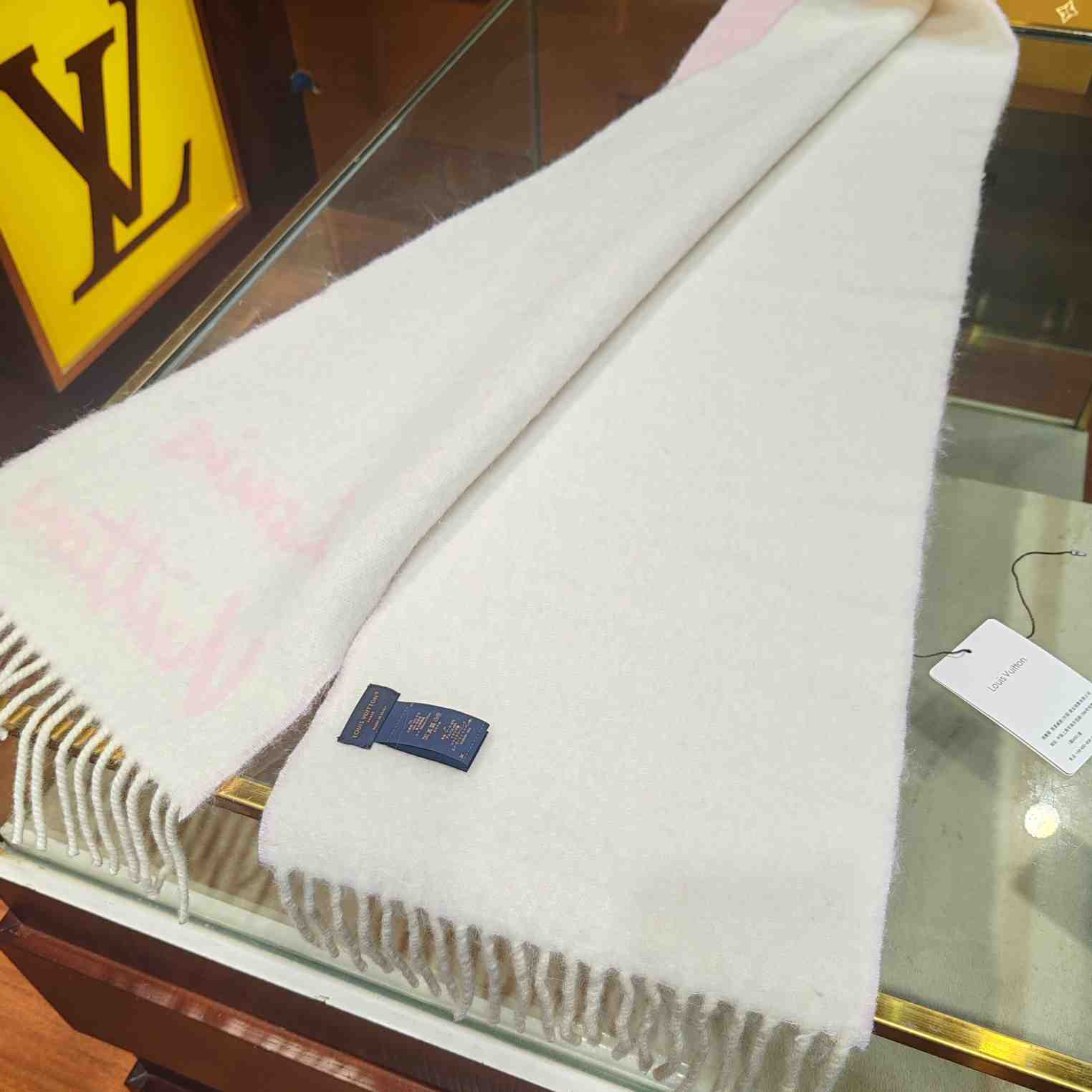 Louis Vuitton Fluffygram Scarf  M94797 - FashionPlug