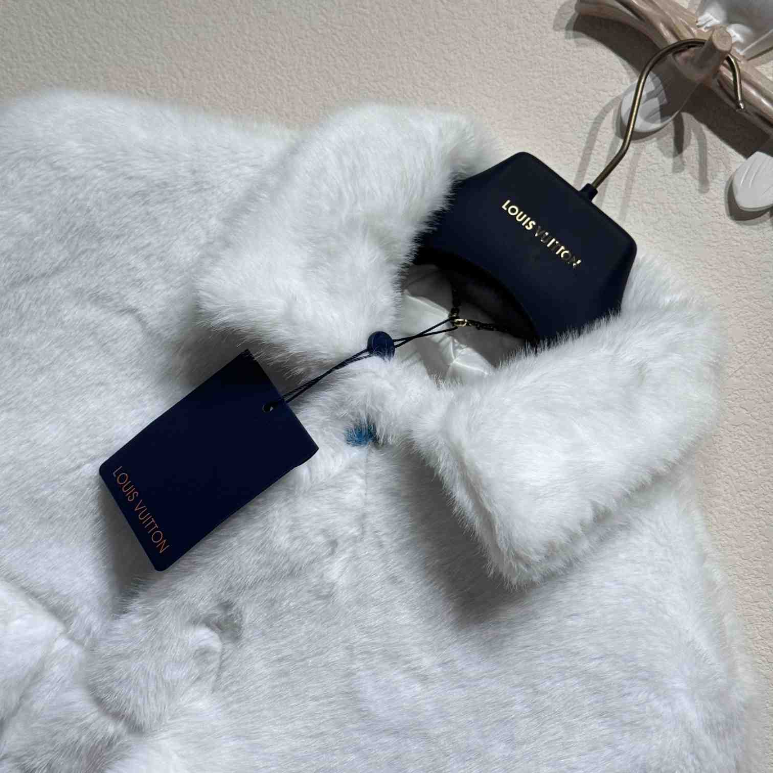 Louis Vuitton Mink Trucker Jacket  1AFXB7 - FashionPlug