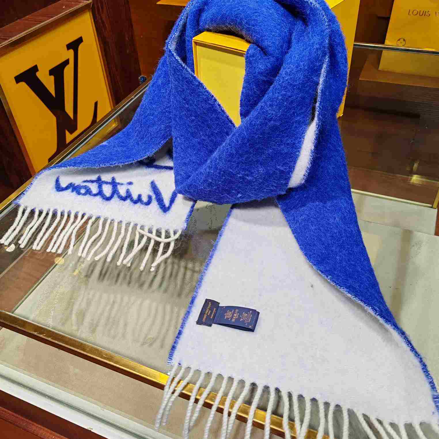 Louis Vuitton Fluffygram Scarf  M93339 - FashionPlug