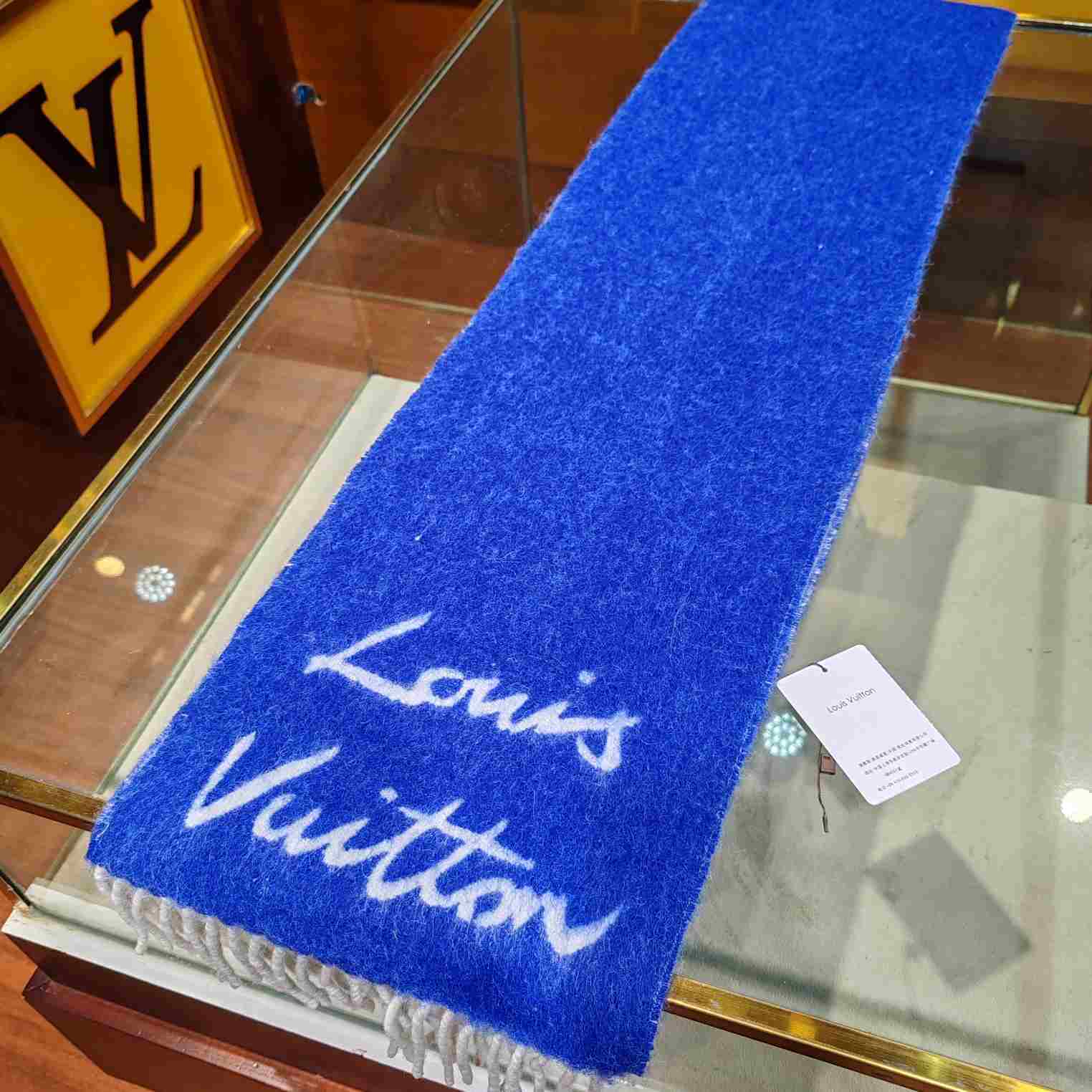 Louis Vuitton Fluffygram Scarf  M93339 - FashionPlug