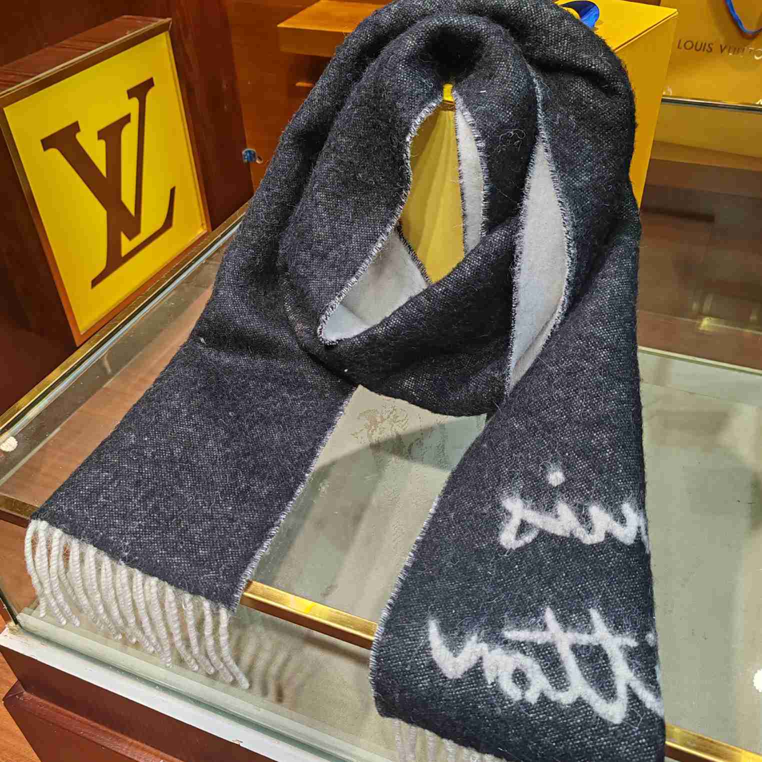 Louis Vuitton Fluffygram Scarf  M92527 - FashionPlug