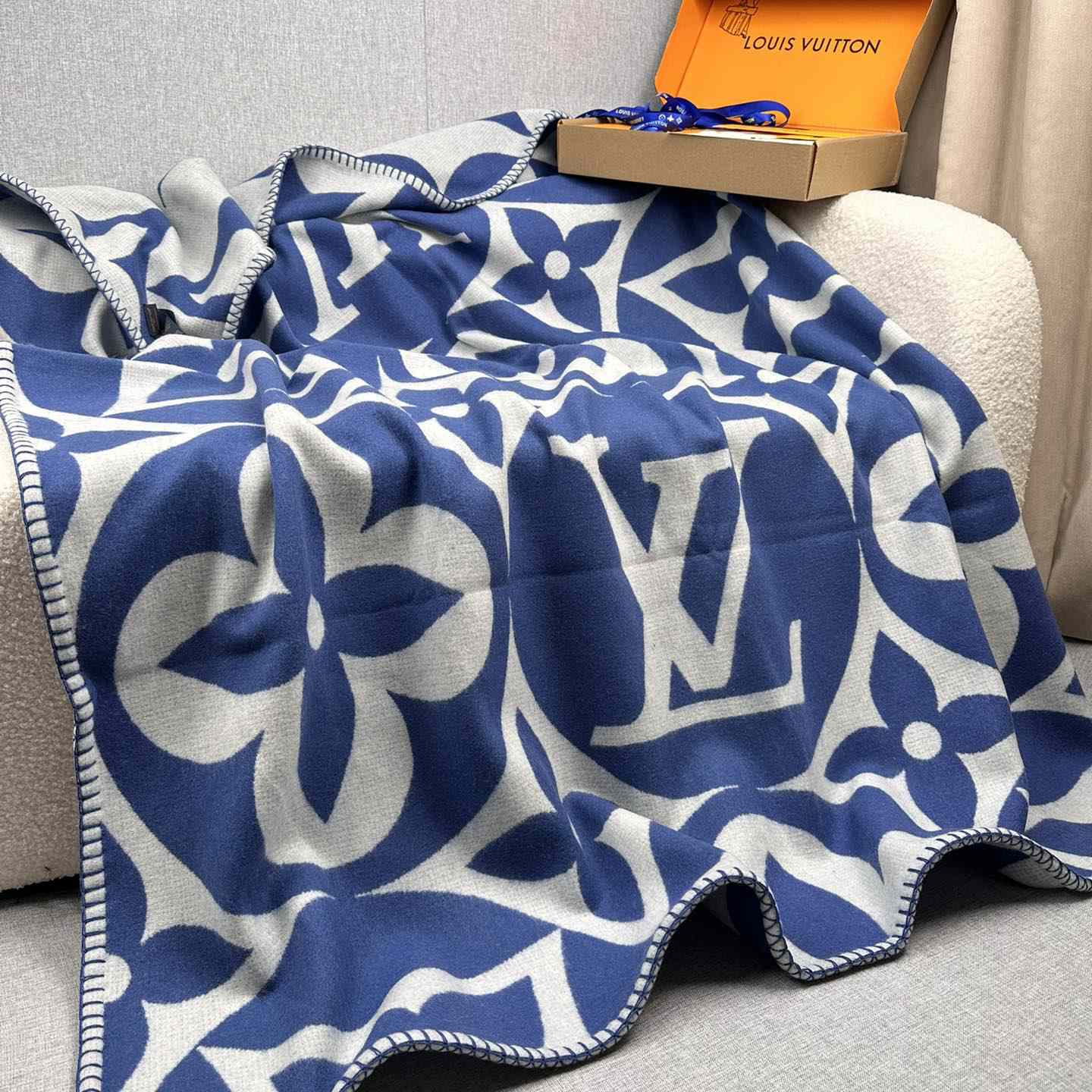 Louis Vuitton LV Medallion Blanket  M79332 - FashionPlug
