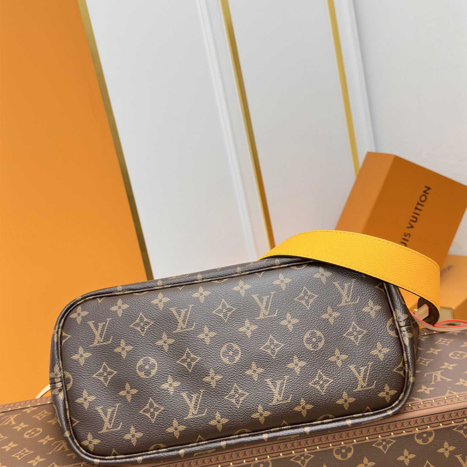Louis Vuitton Neverfull Bandoulière Inside Out MM   M12096 - FashionPlug