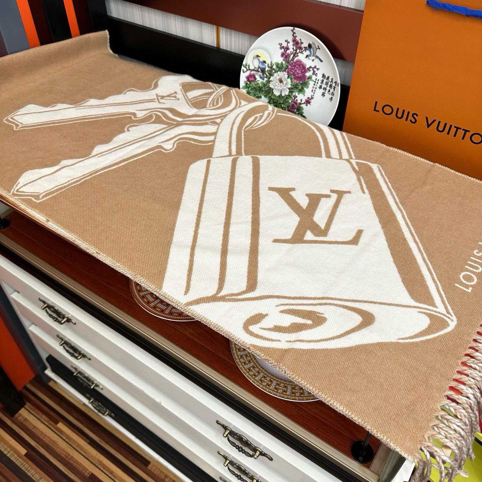 Louis Vuitton Lock And Keys Scarf  M90815 - FashionPlug
