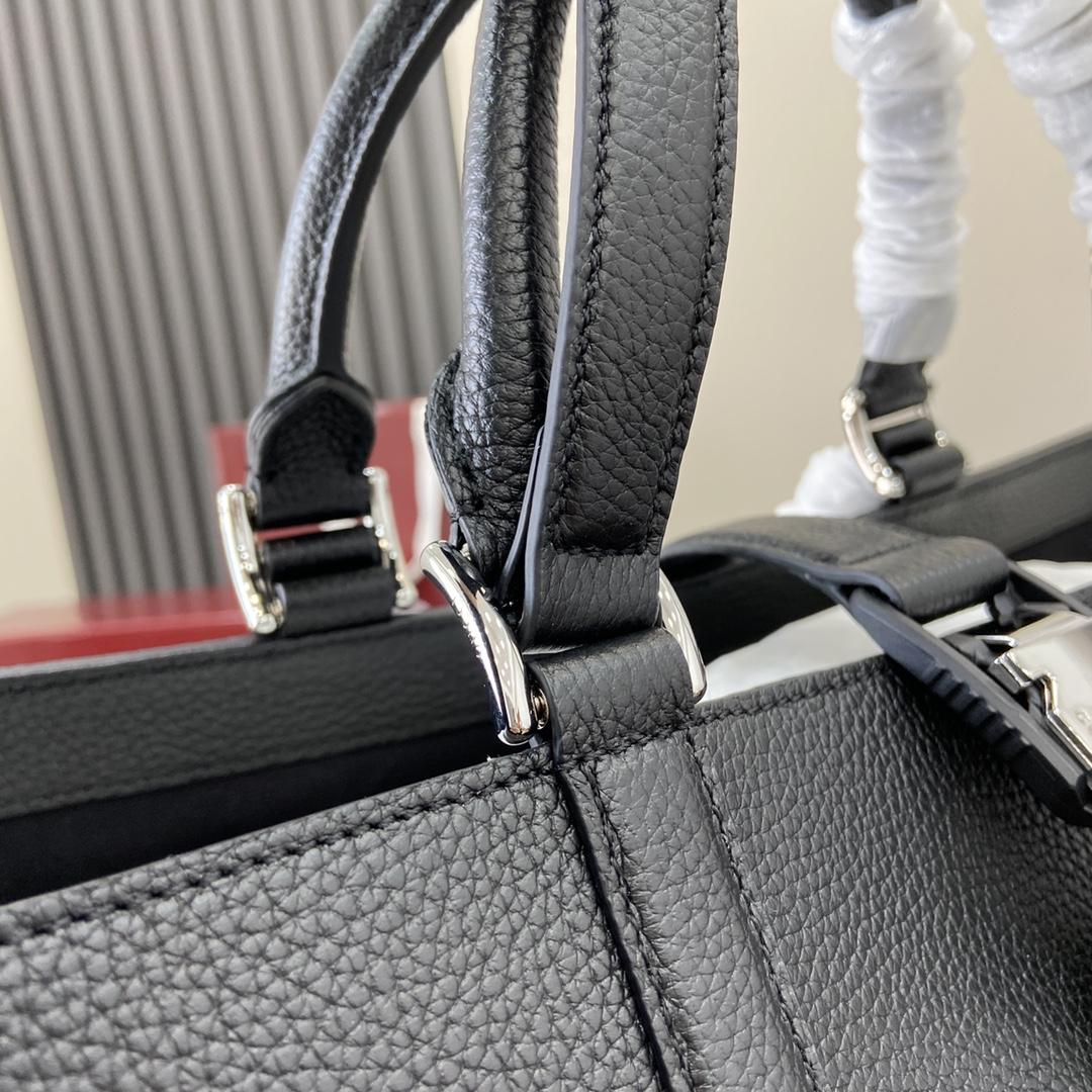 Gucci Large Tote Bag With Web - FashionPlug