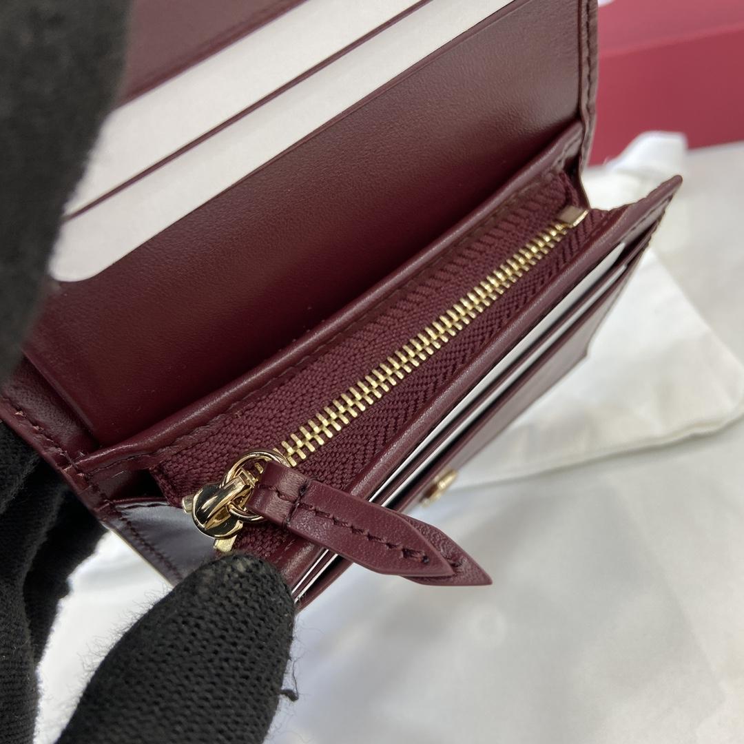 Gucci GG Mini Wallet With Dog Detail - FashionPlug