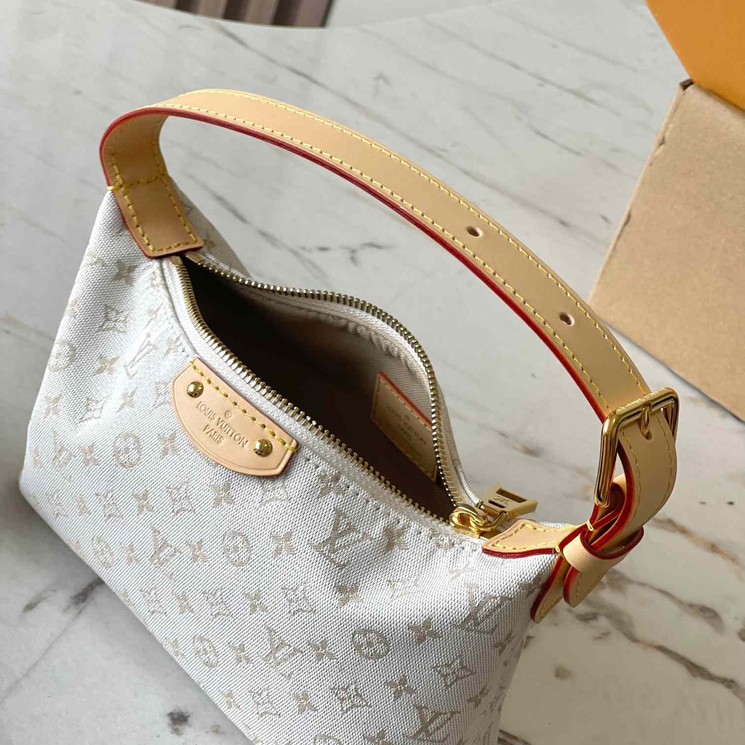 Louis Vuitton Hills Pochette    M12433 - FashionPlug