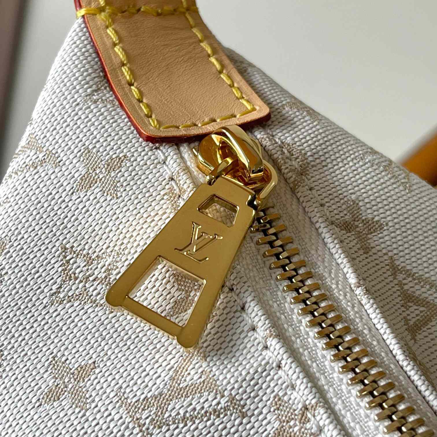 Louis Vuitton Hills Pochette    M12433 - FashionPlug