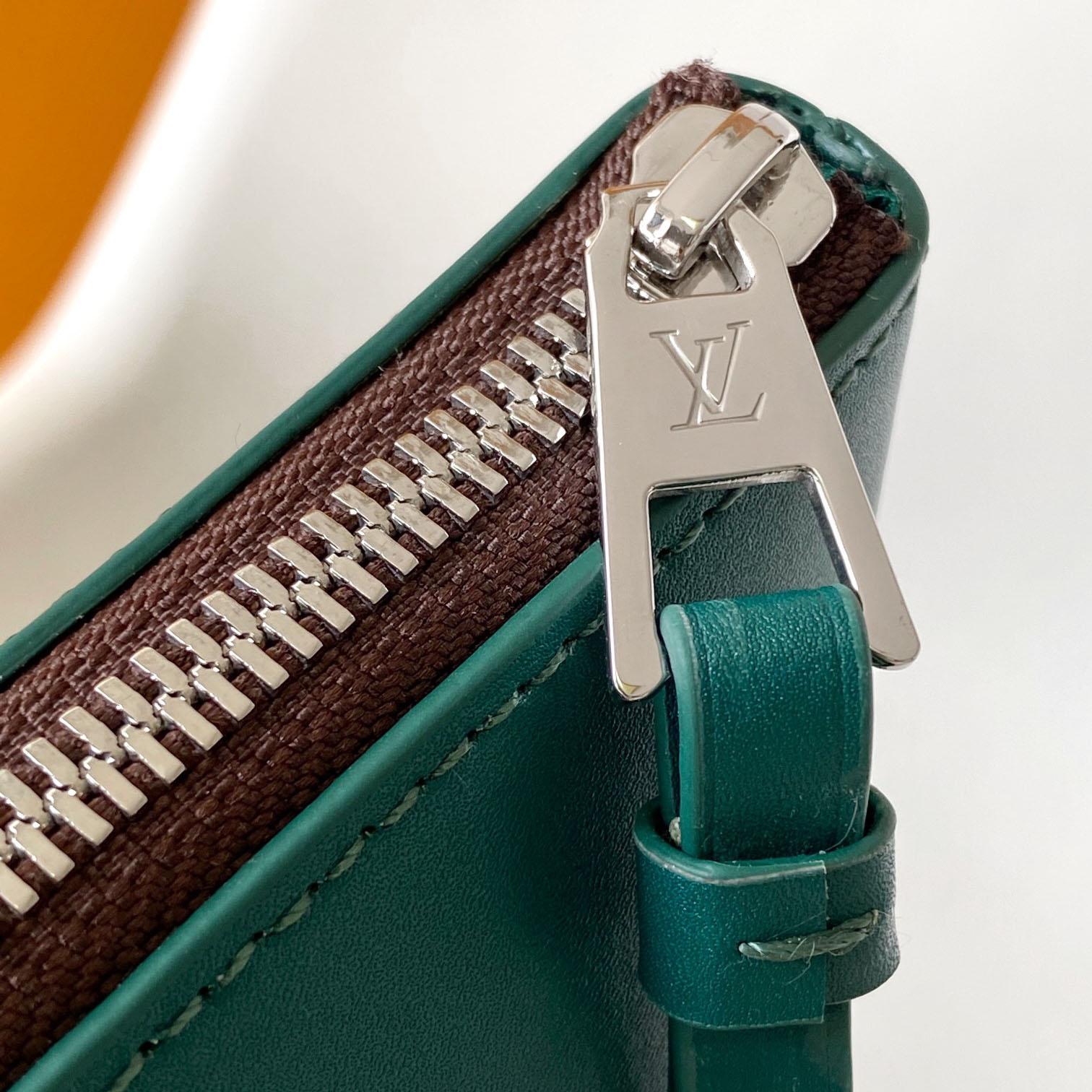 Louis Vuitton Pochette Voyage Souple    M13199 - FashionPlug