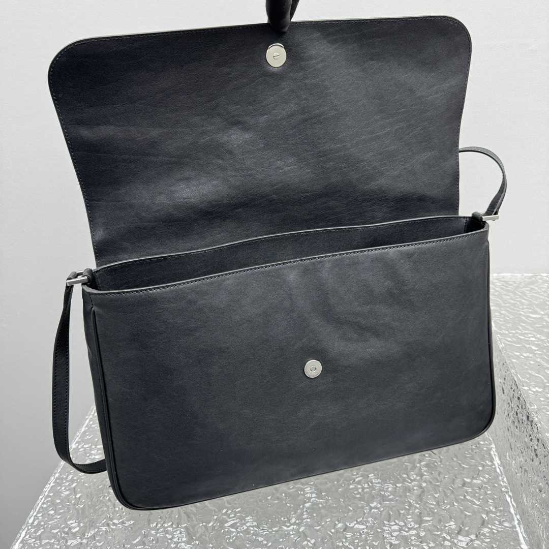 Balenciaga Grungy Medium Messenger Bag In Black - FashionPlug