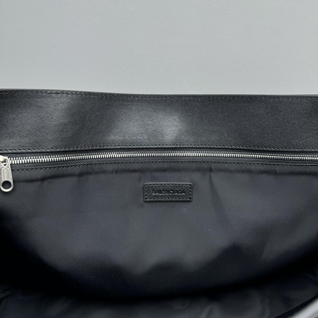 Balenciaga Grungy Medium Messenger Bag In Black - FashionPlug