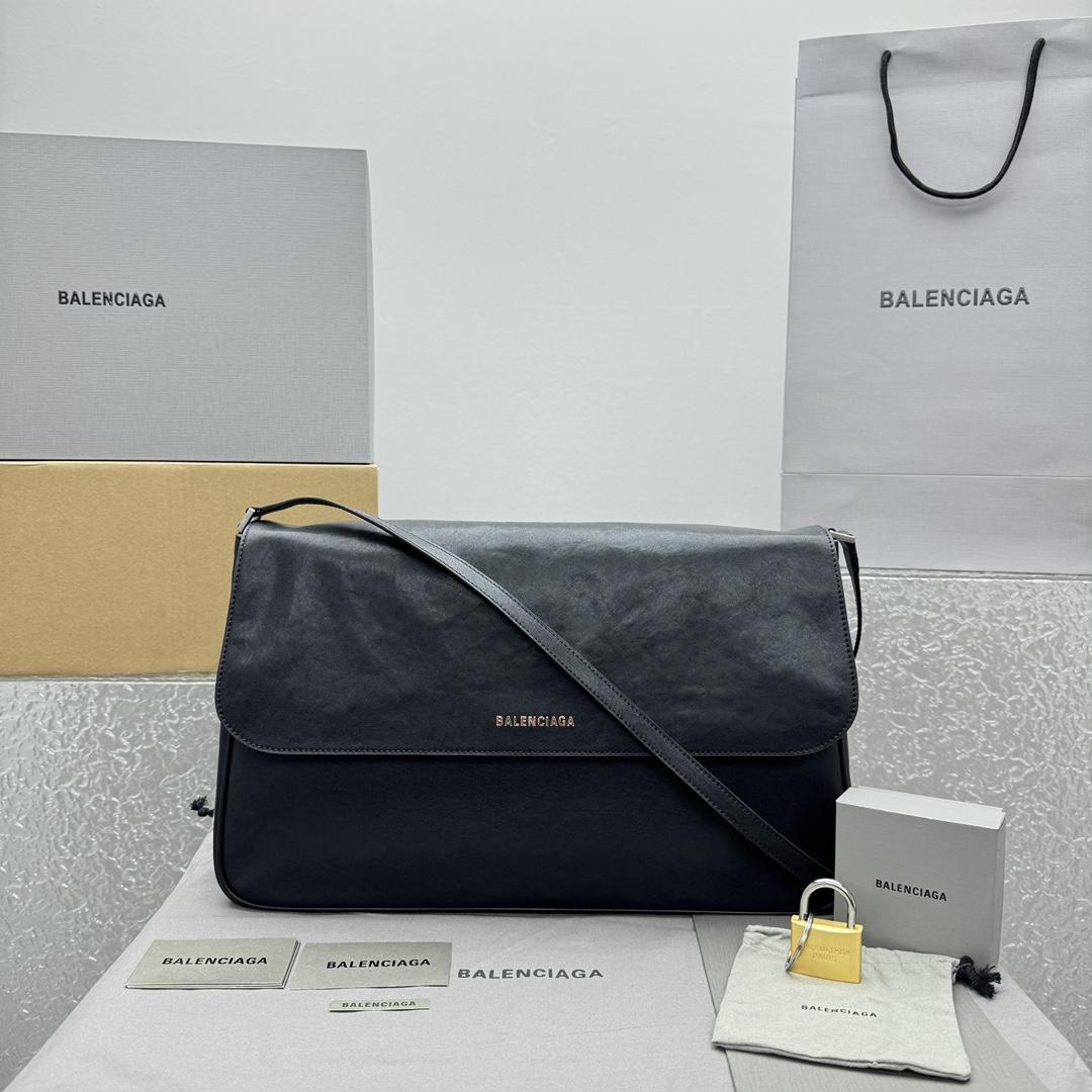Balenciaga Grungy Medium Messenger Bag In Black - FashionPlug