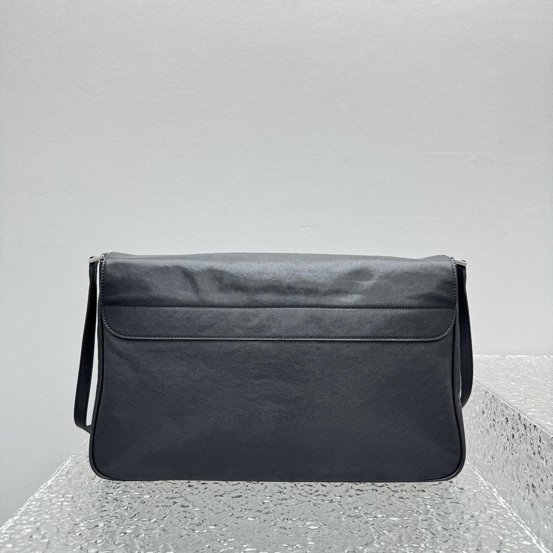 Balenciaga Grungy Medium Messenger Bag In Black - FashionPlug