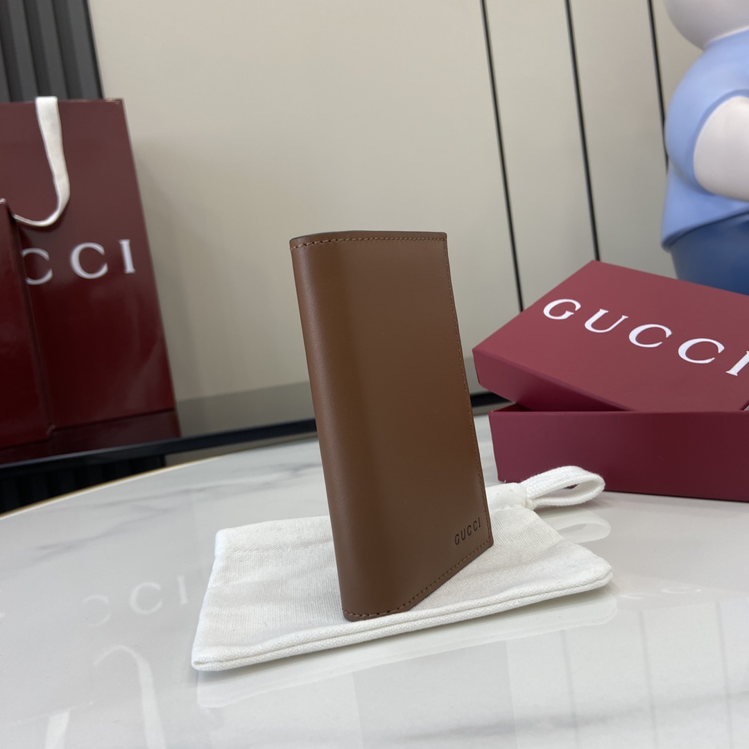 Gucci GG Emblem Bi-fold Embossed Card Case - FashionPlug
