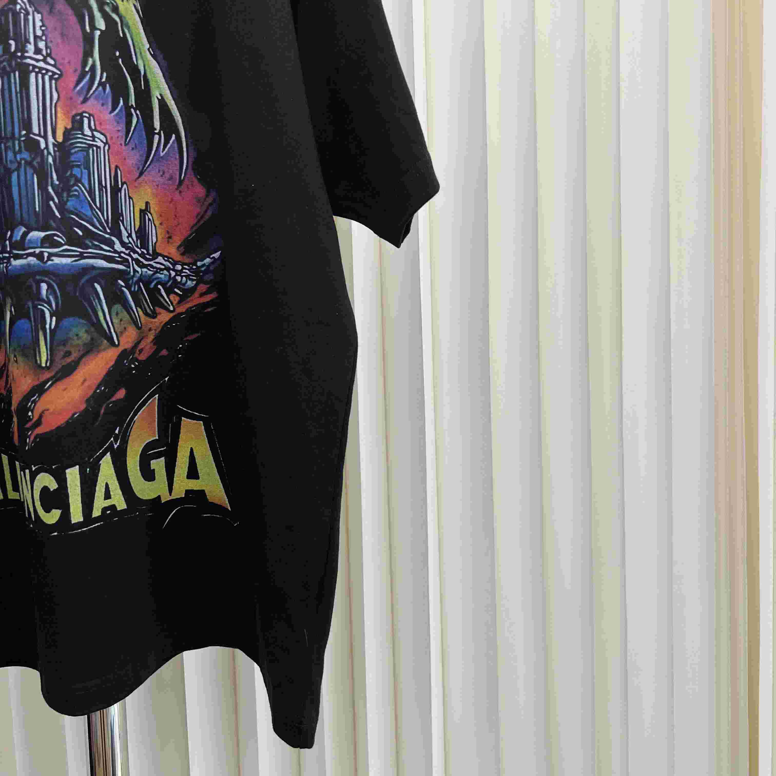 Balenciaga T-Shirt  - FashionPlug