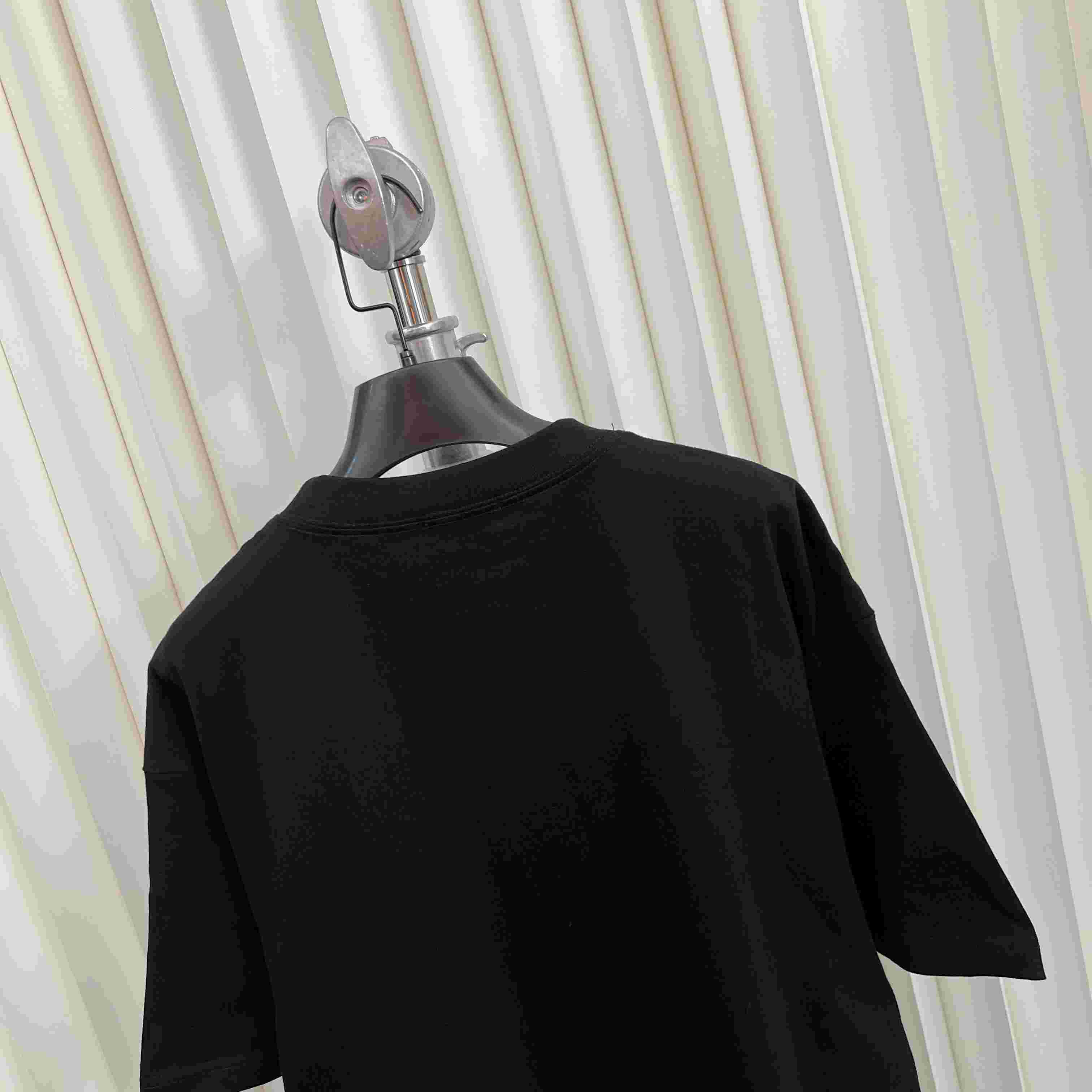Balenciaga T-Shirt  - FashionPlug