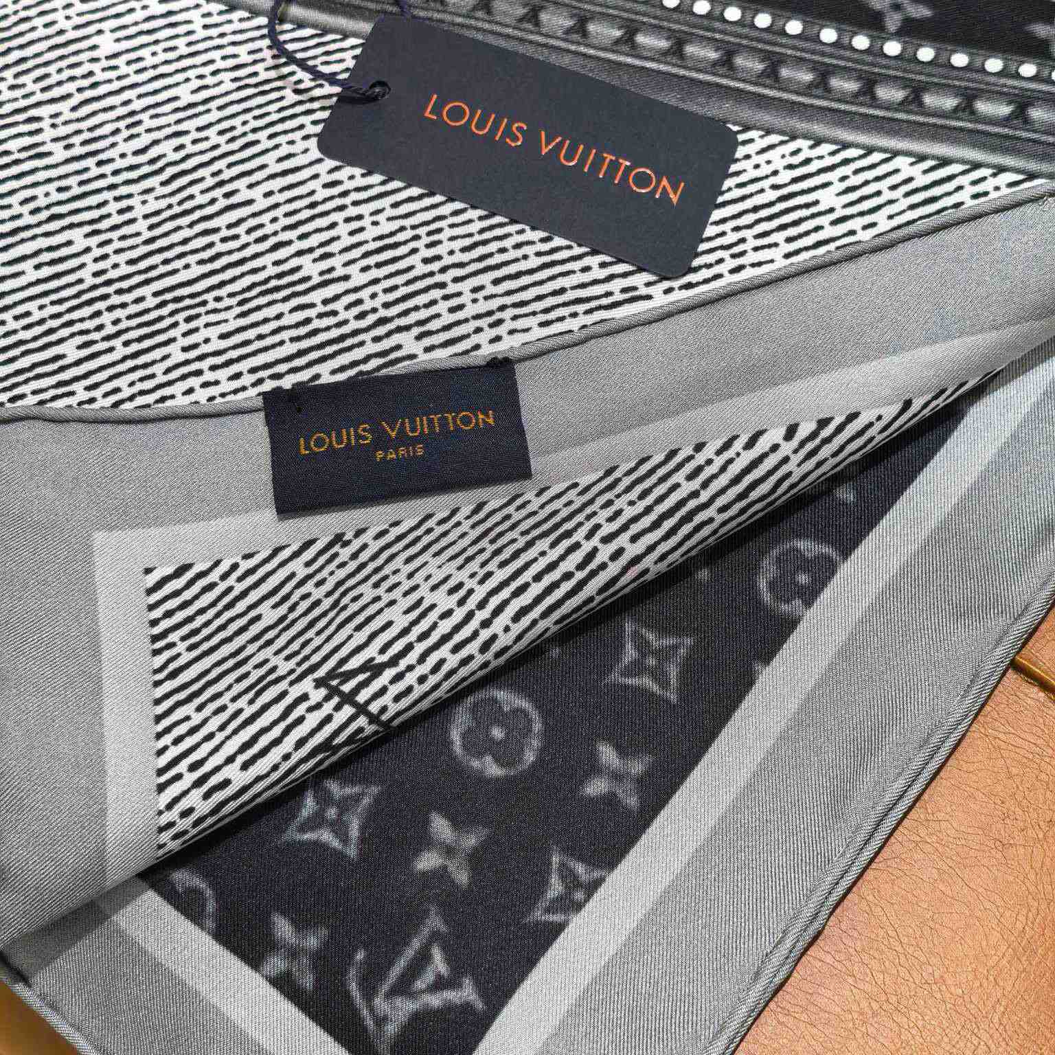 Louis Vuitton Time Trunk Square 90   - FashionPlug