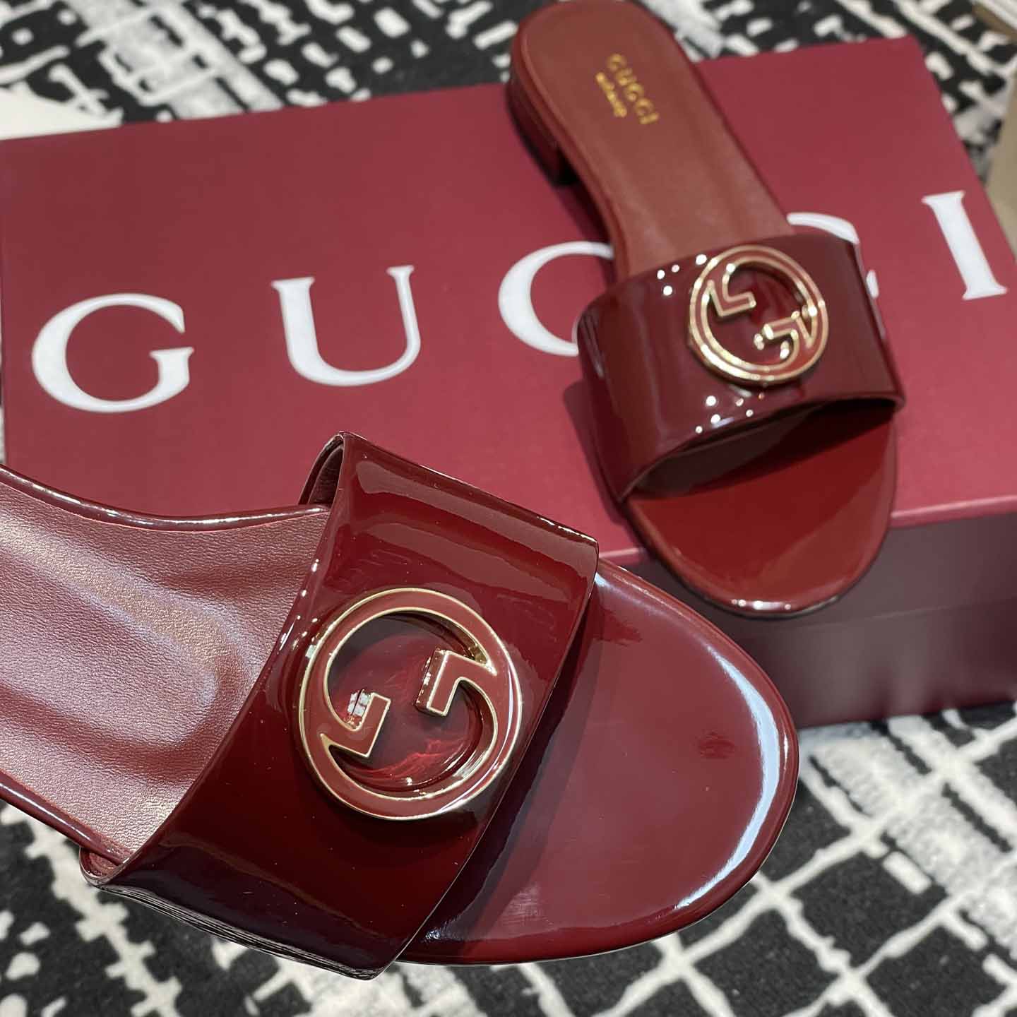 Gucci Women's Round Interlocking G sandal - FashionPlug