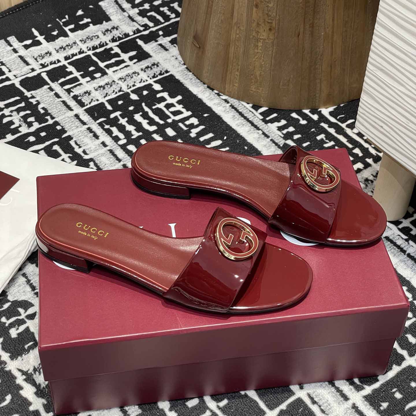 Gucci Women's Round Interlocking G sandal - FashionPlug