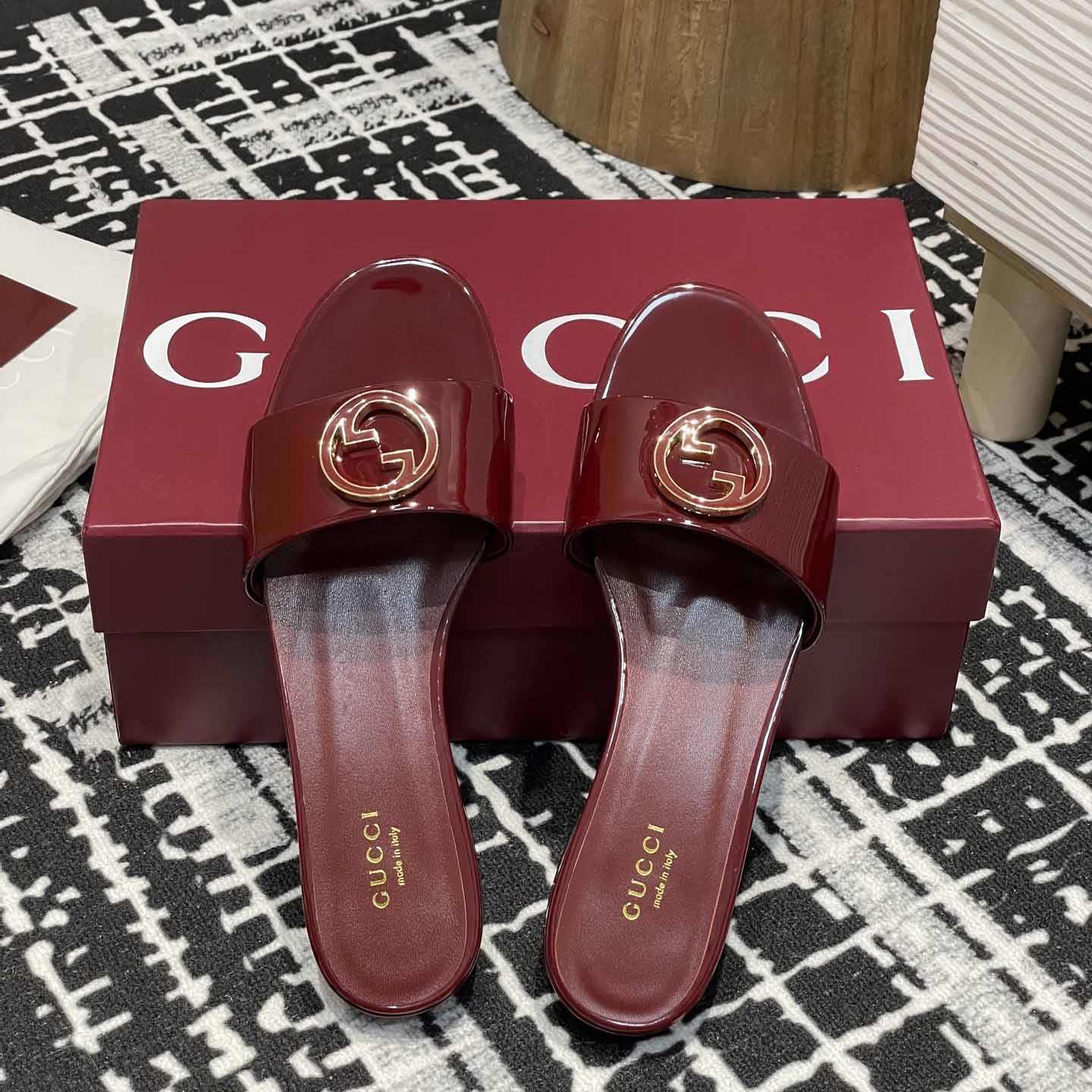 Gucci Women's Round Interlocking G sandal - FashionPlug