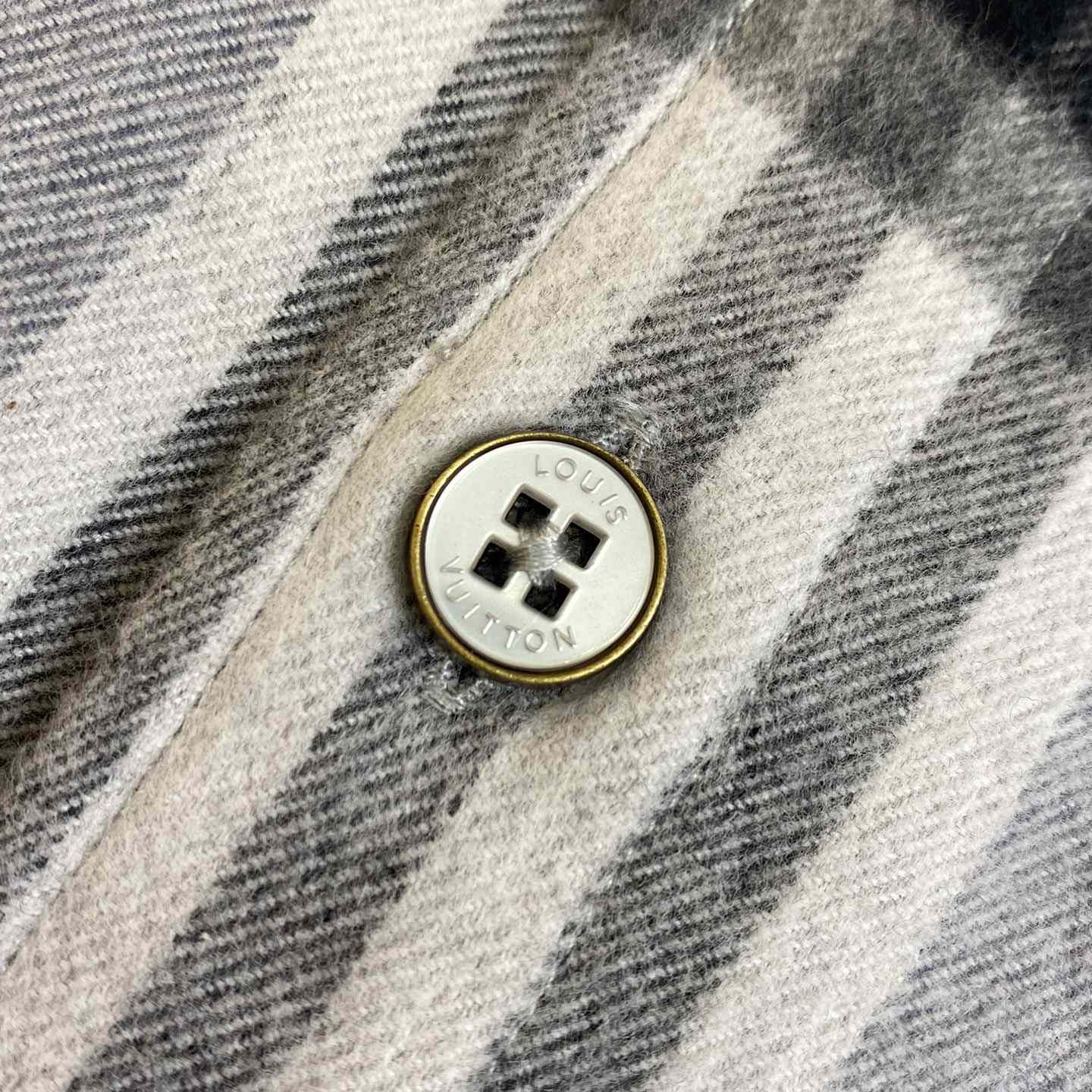 Louis Vuitton Long-Sleeved Cotton Flannel Shirt  1AFXST - FashionPlug
