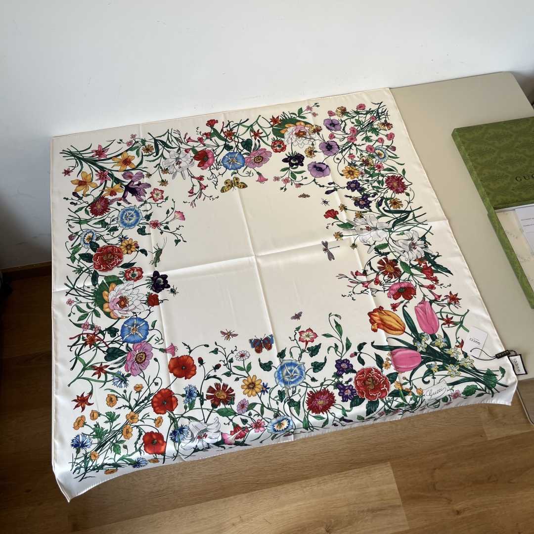 Gucci Printed Silk Twill Carré - FashionPlug