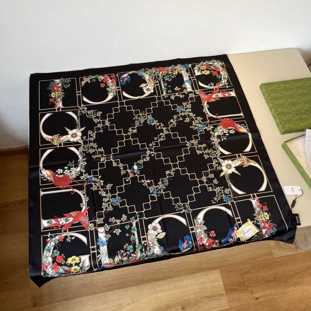 Gucci Printed Silk Twill Carré - FashionPlug