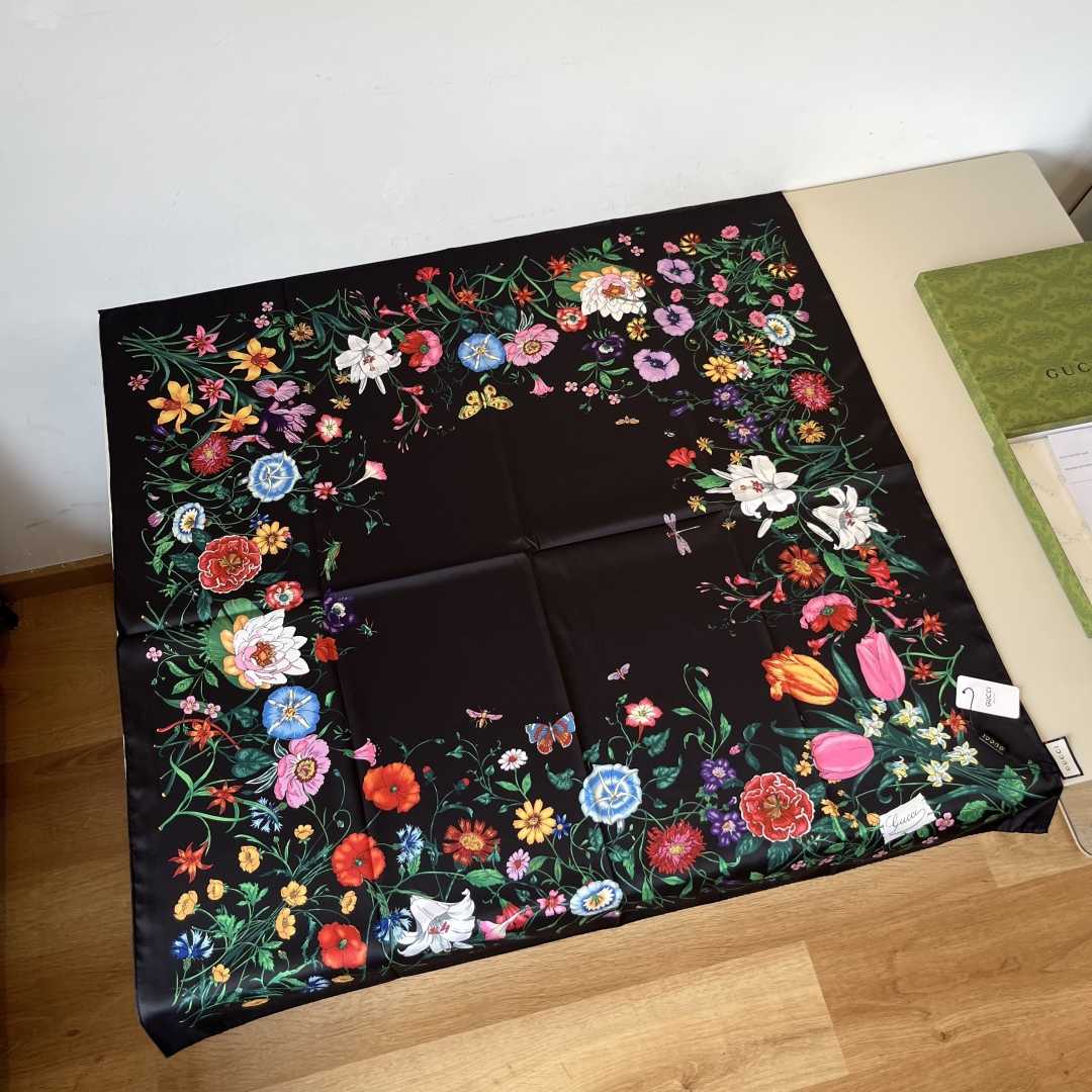Gucci Printed Silk Twill Carré - FashionPlug
