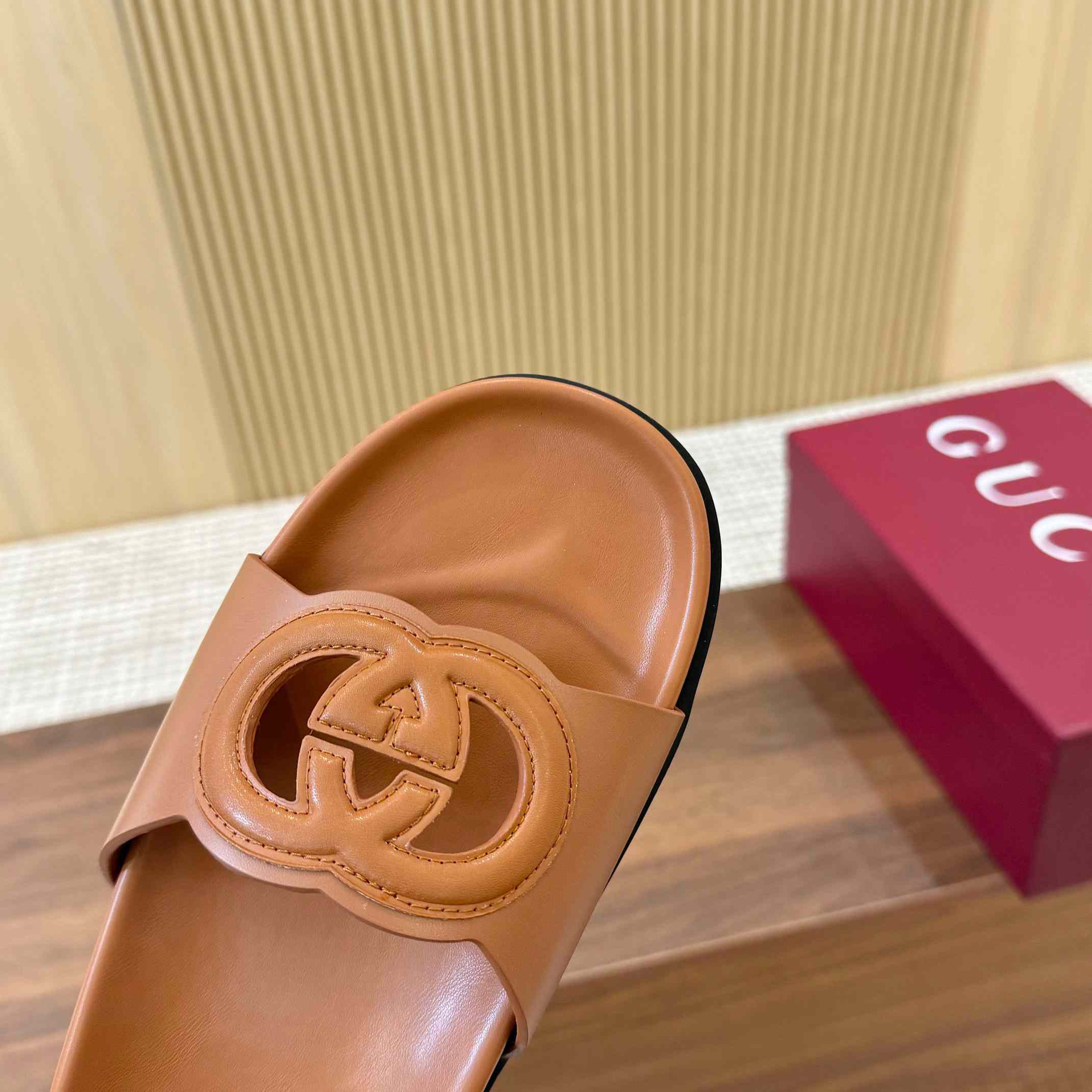 Gucci Women's Interlocking G Slide Sandal - FashionPlug