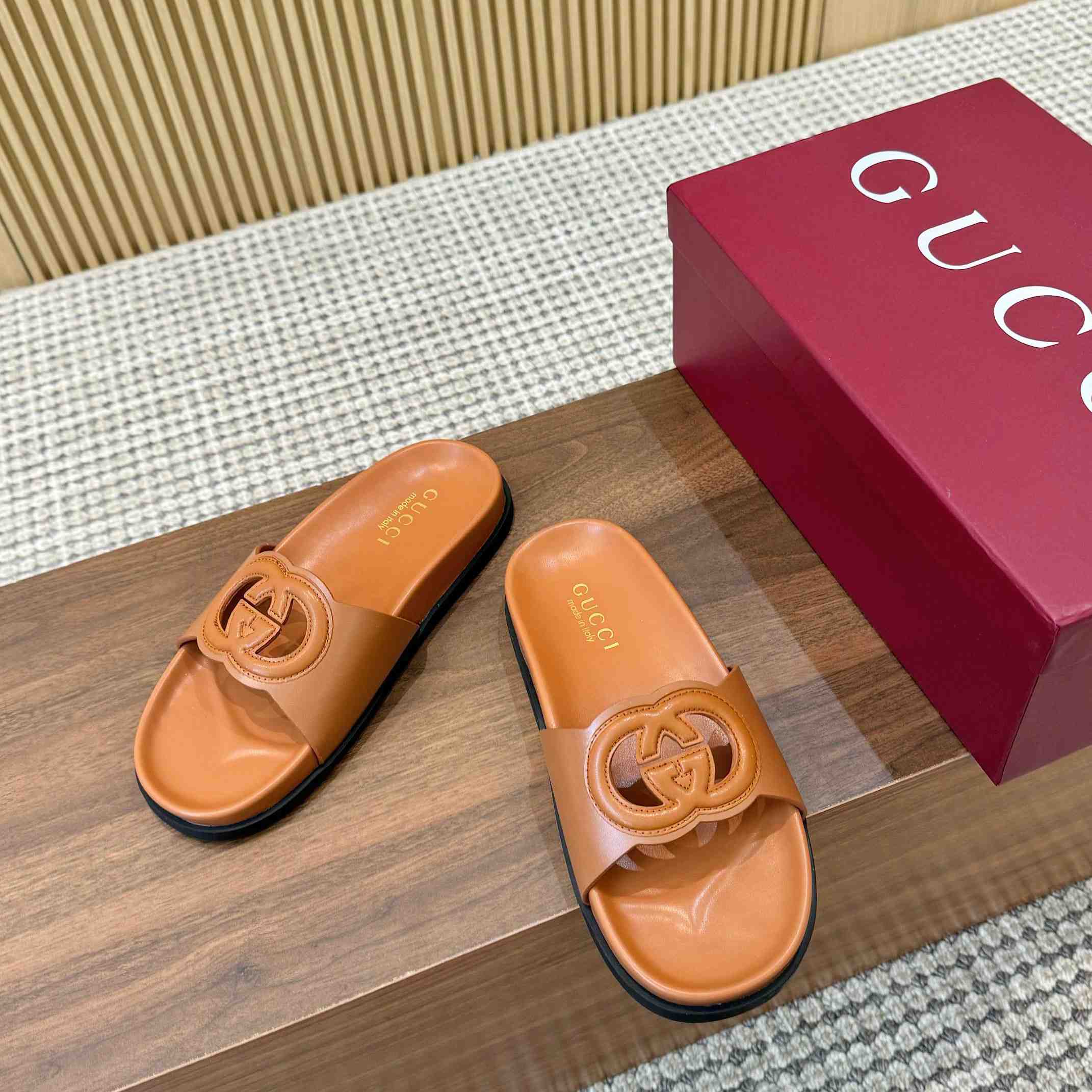 Gucci Women's Interlocking G Slide Sandal - FashionPlug