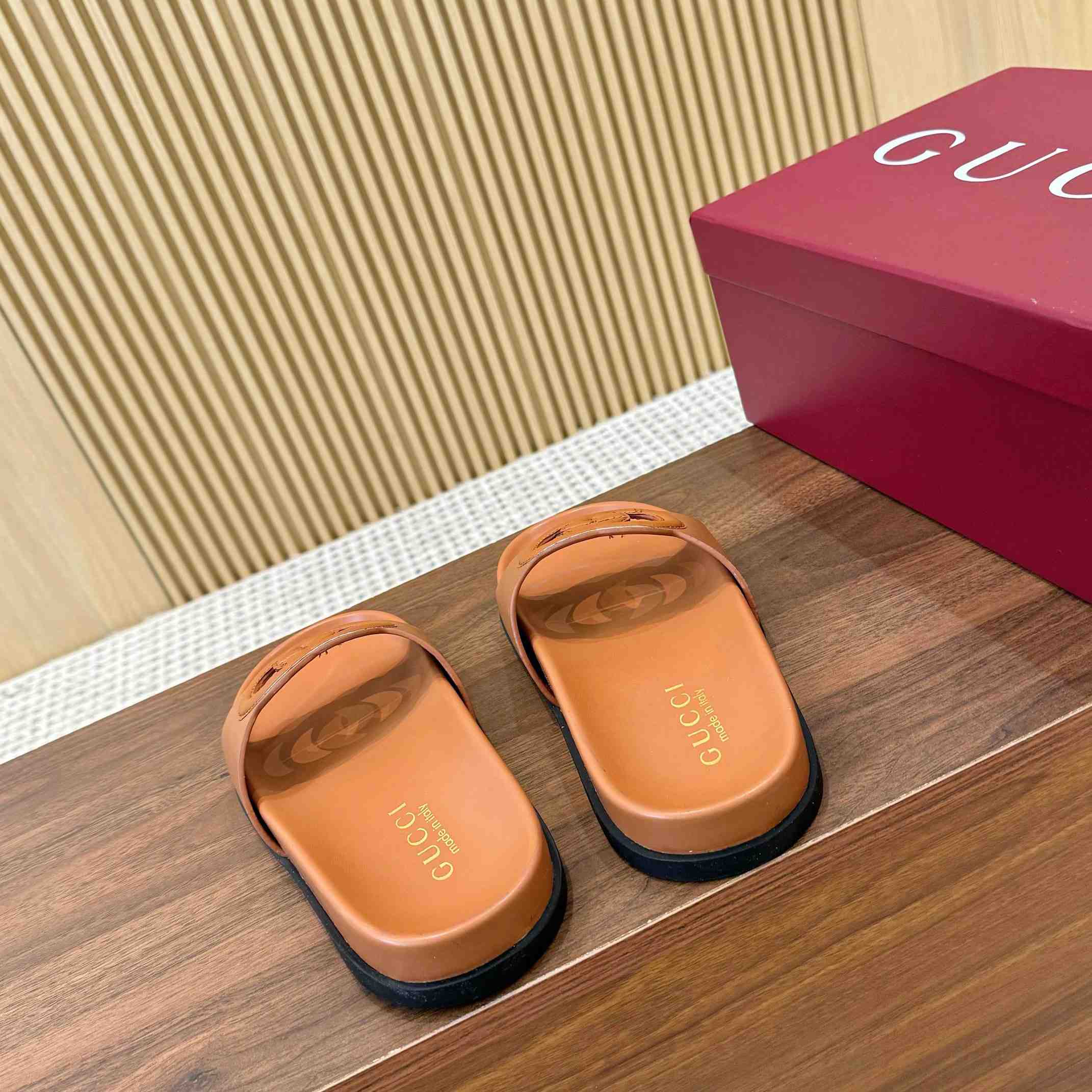 Gucci Women's Interlocking G Slide Sandal - FashionPlug