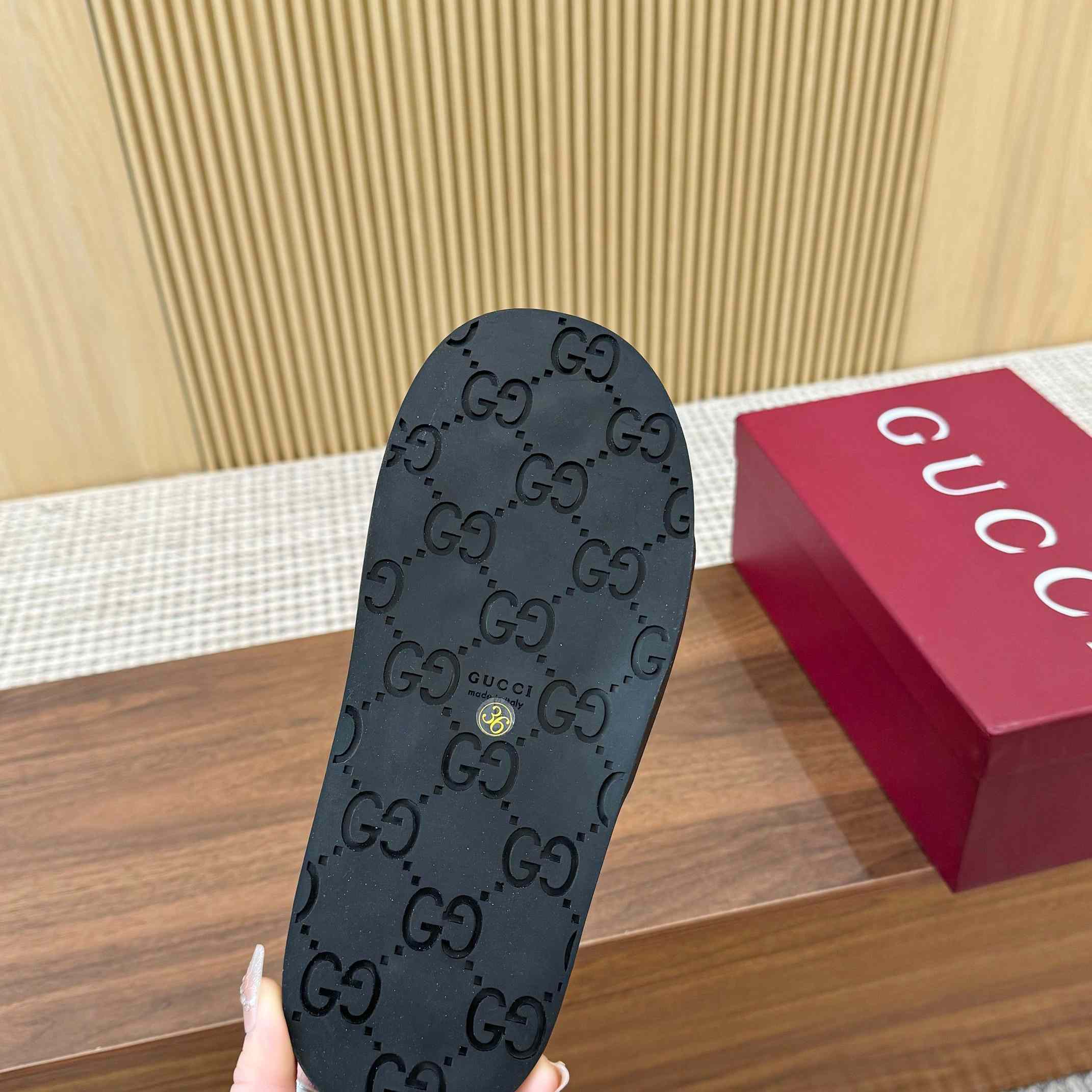 Gucci Women's Interlocking G Slide Sandal - FashionPlug
