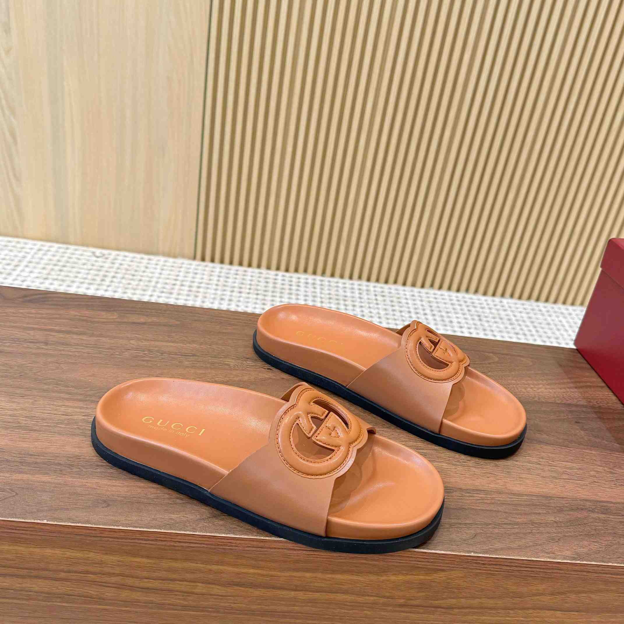 Gucci Women's Interlocking G Slide Sandal - FashionPlug