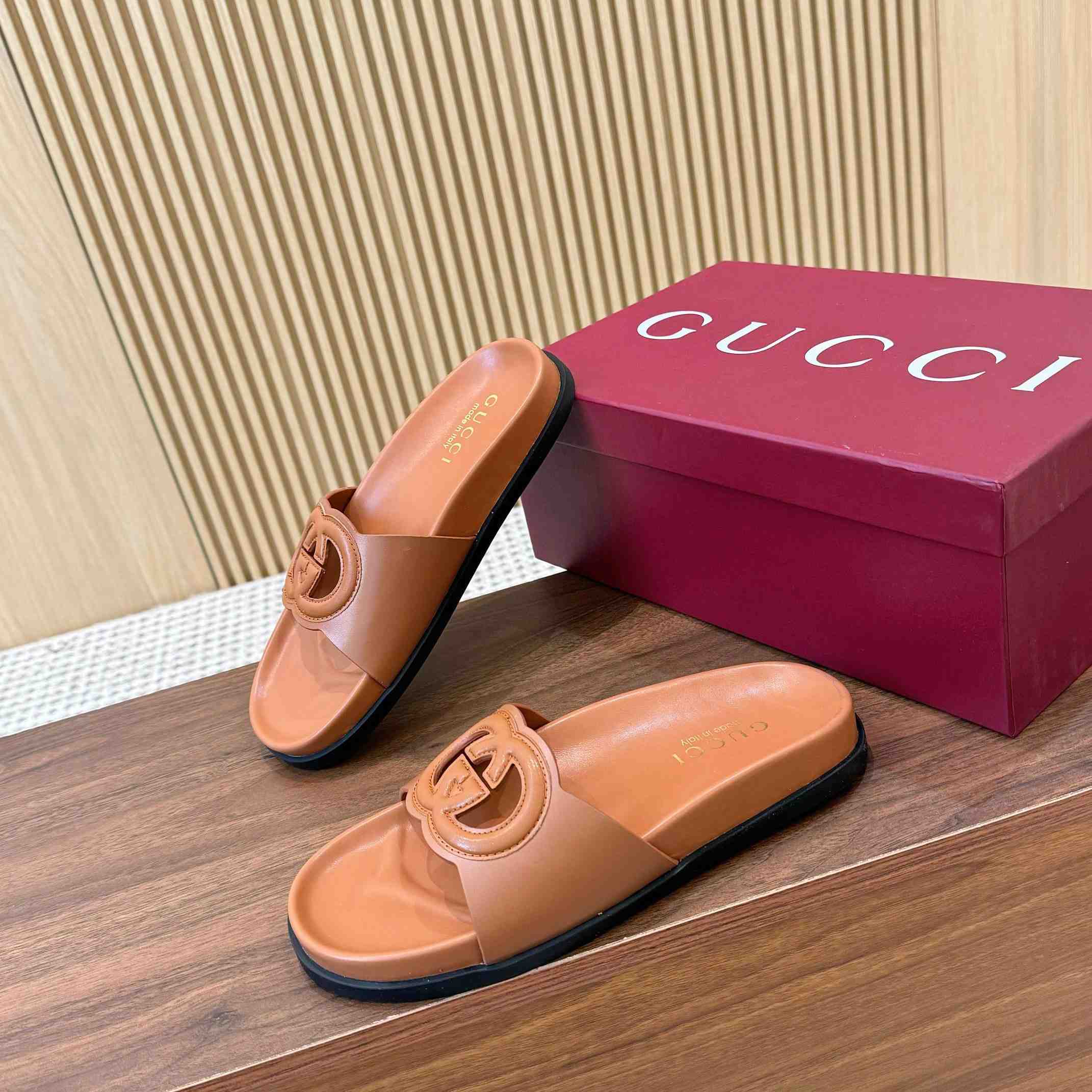 Gucci Women's Interlocking G Slide Sandal - FashionPlug
