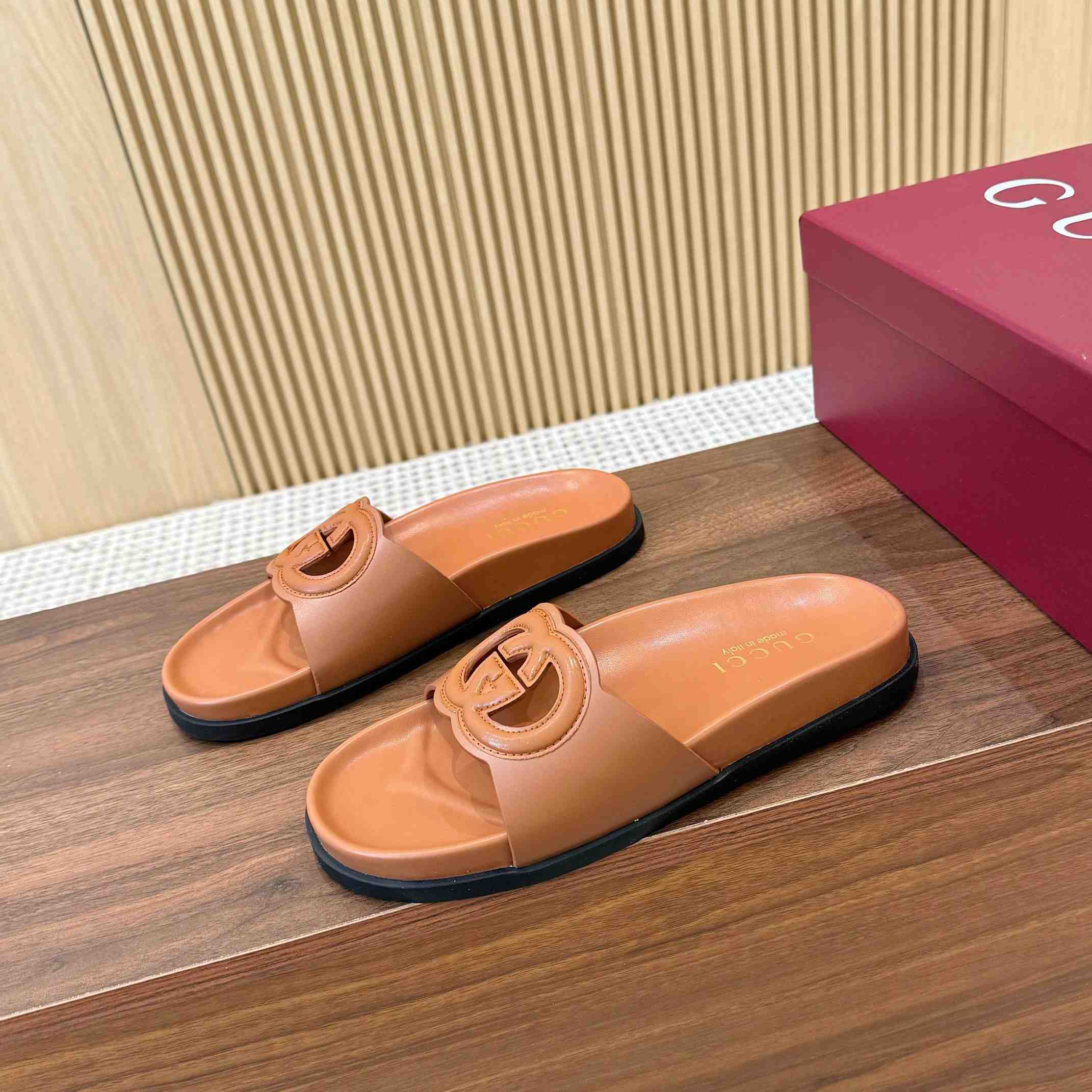 Gucci Women's Interlocking G Slide Sandal - FashionPlug