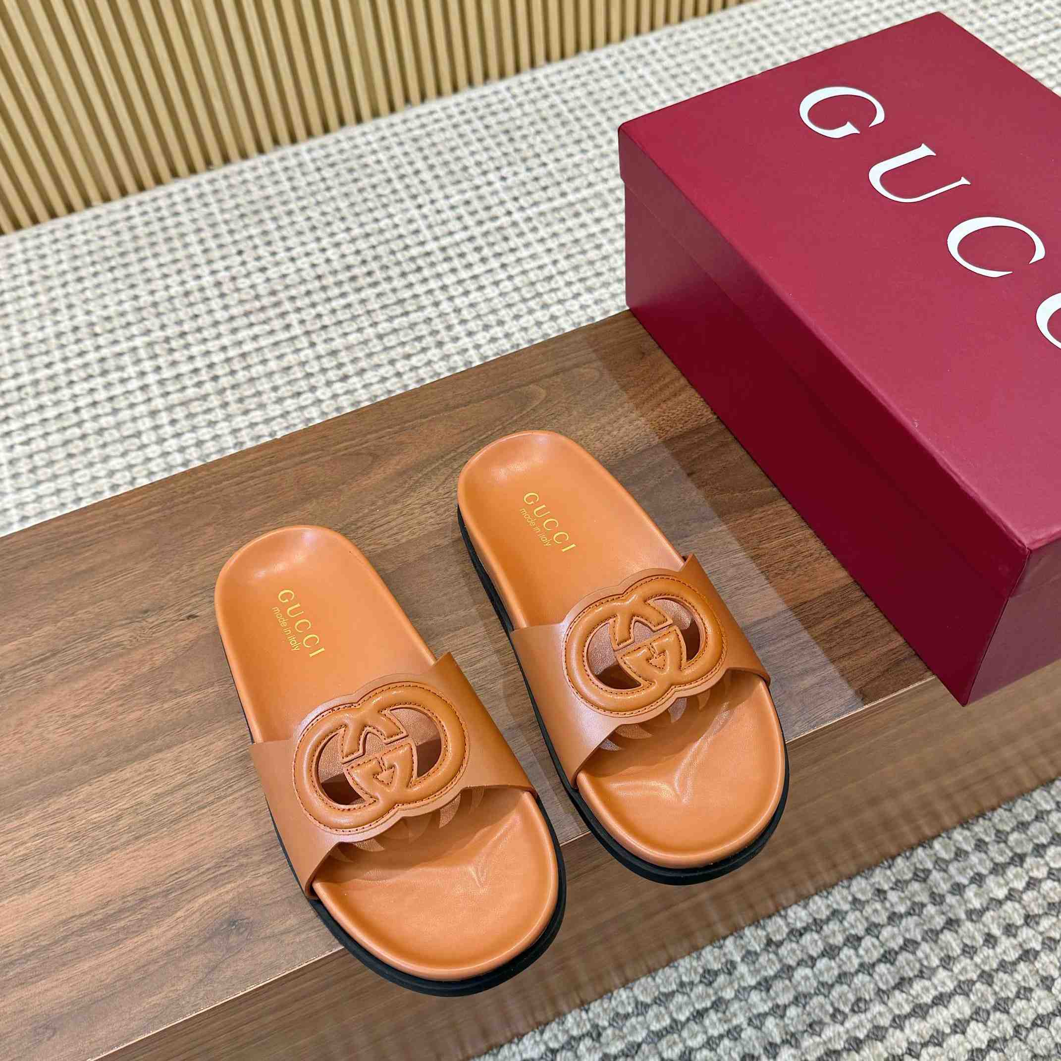 Gucci Women's Interlocking G Slide Sandal - FashionPlug