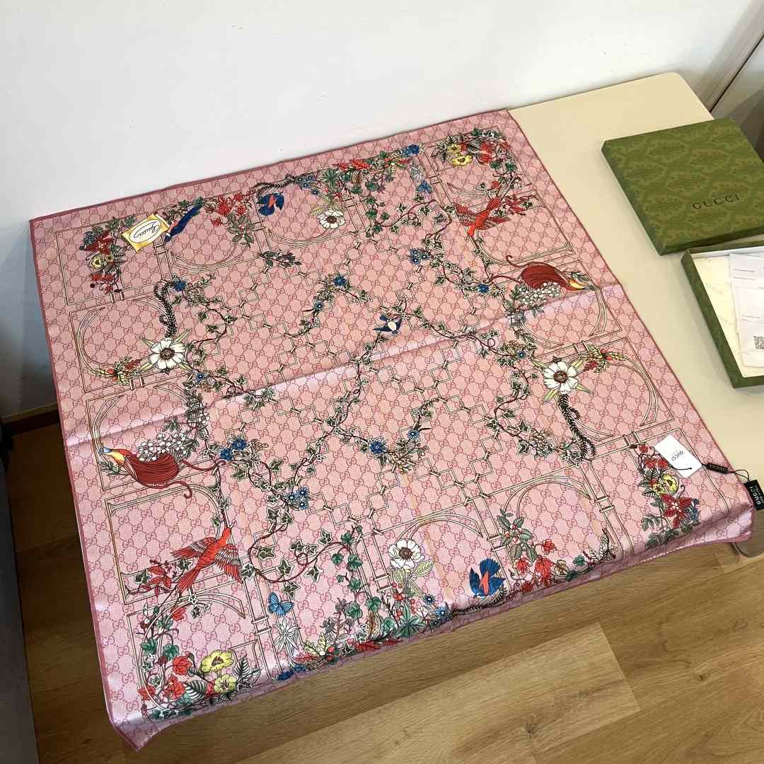 Gucci Printed Silk Carré - FashionPlug