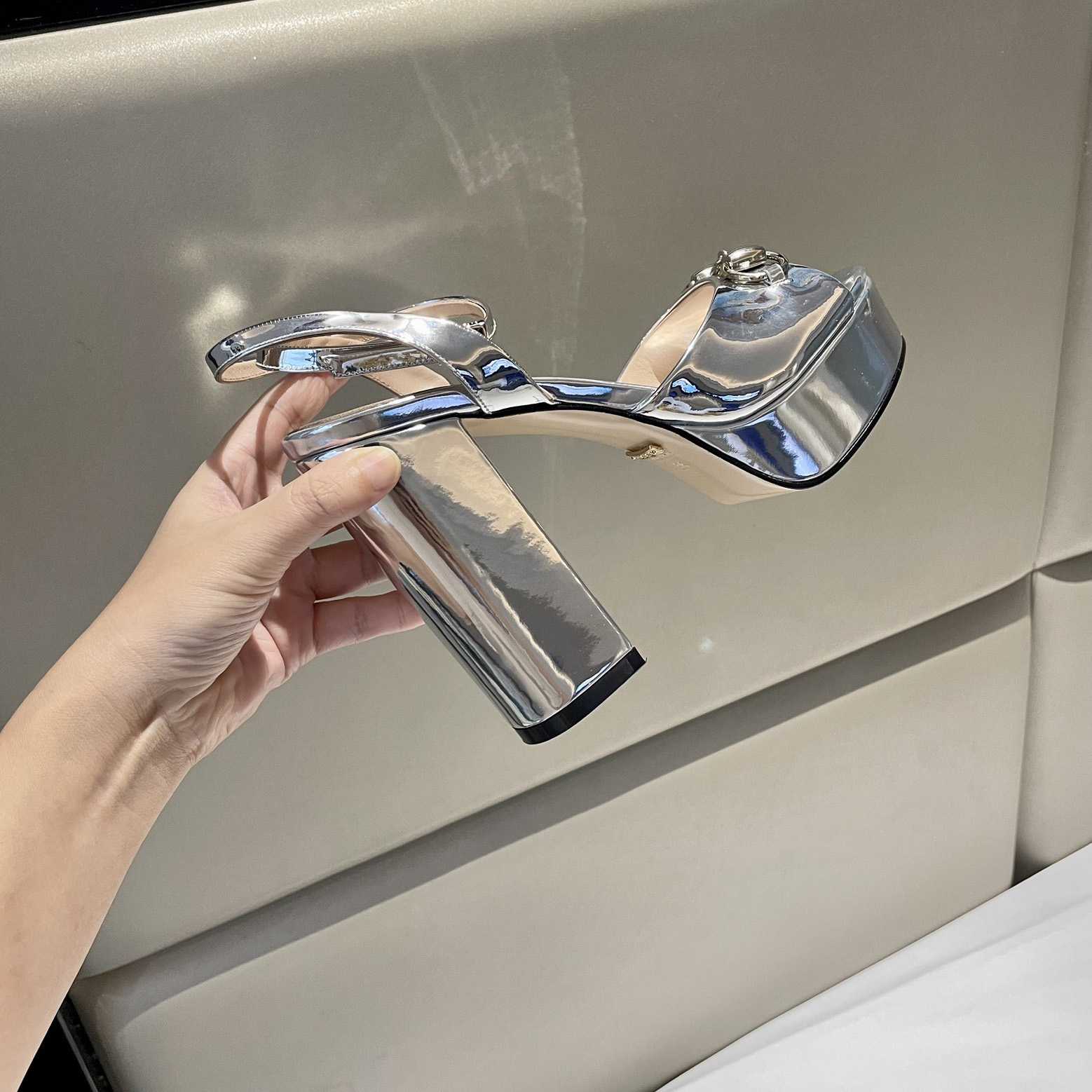Gucci Silver Leather Sandals    11cm - FashionPlug