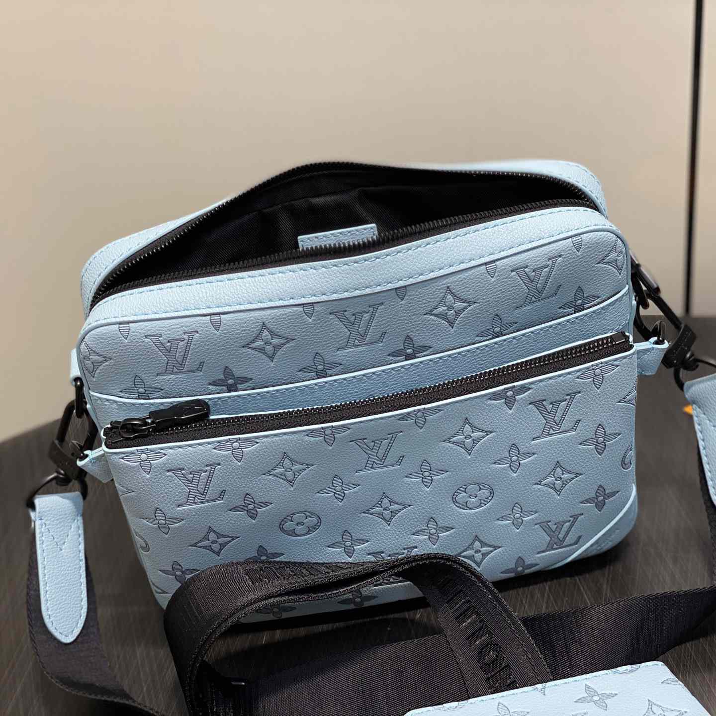 Louis Vuitton Trio Messenger   M14781 - FashionPlug