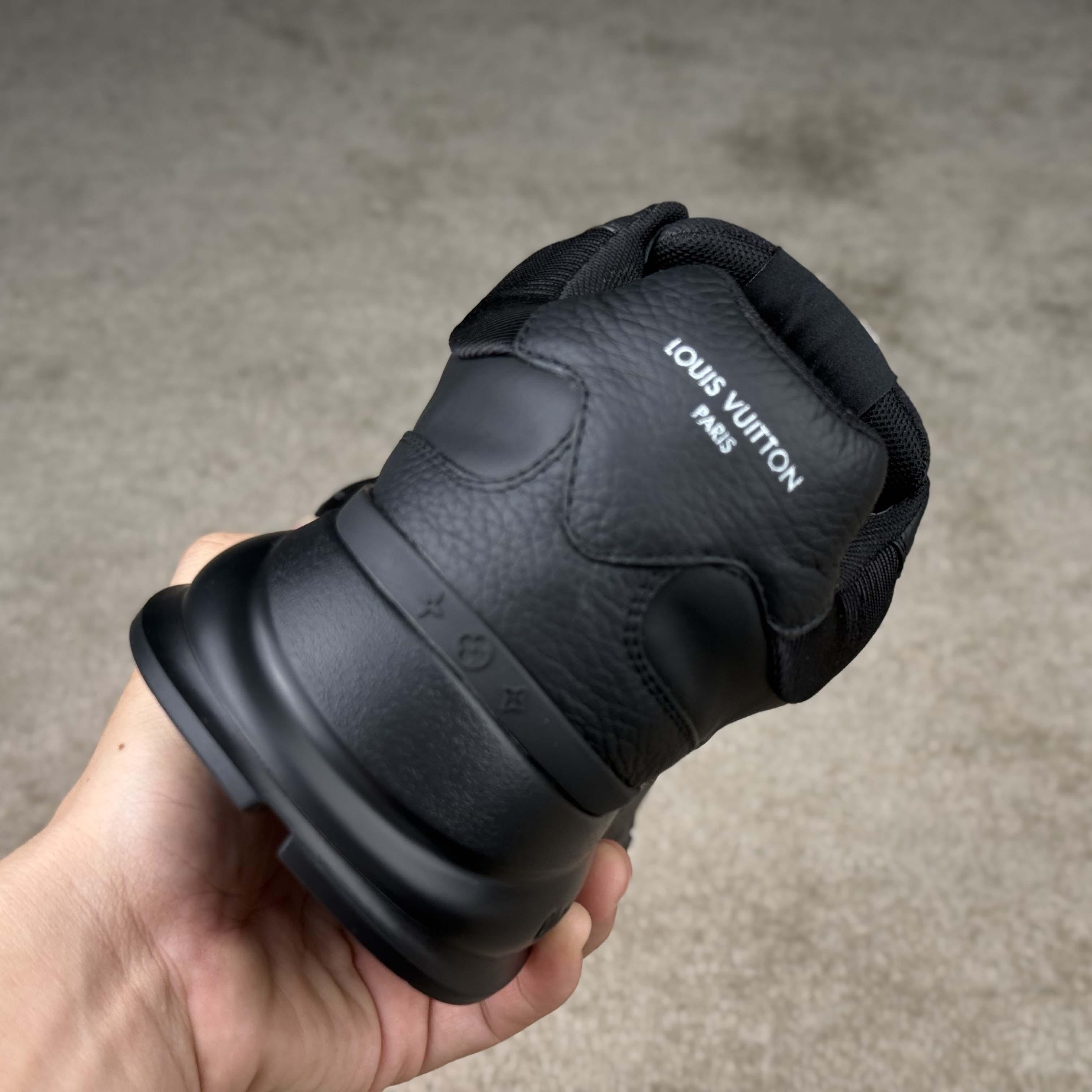 Louis Vuitton LV Classic Sneaker   1AHST3 - FashionPlug