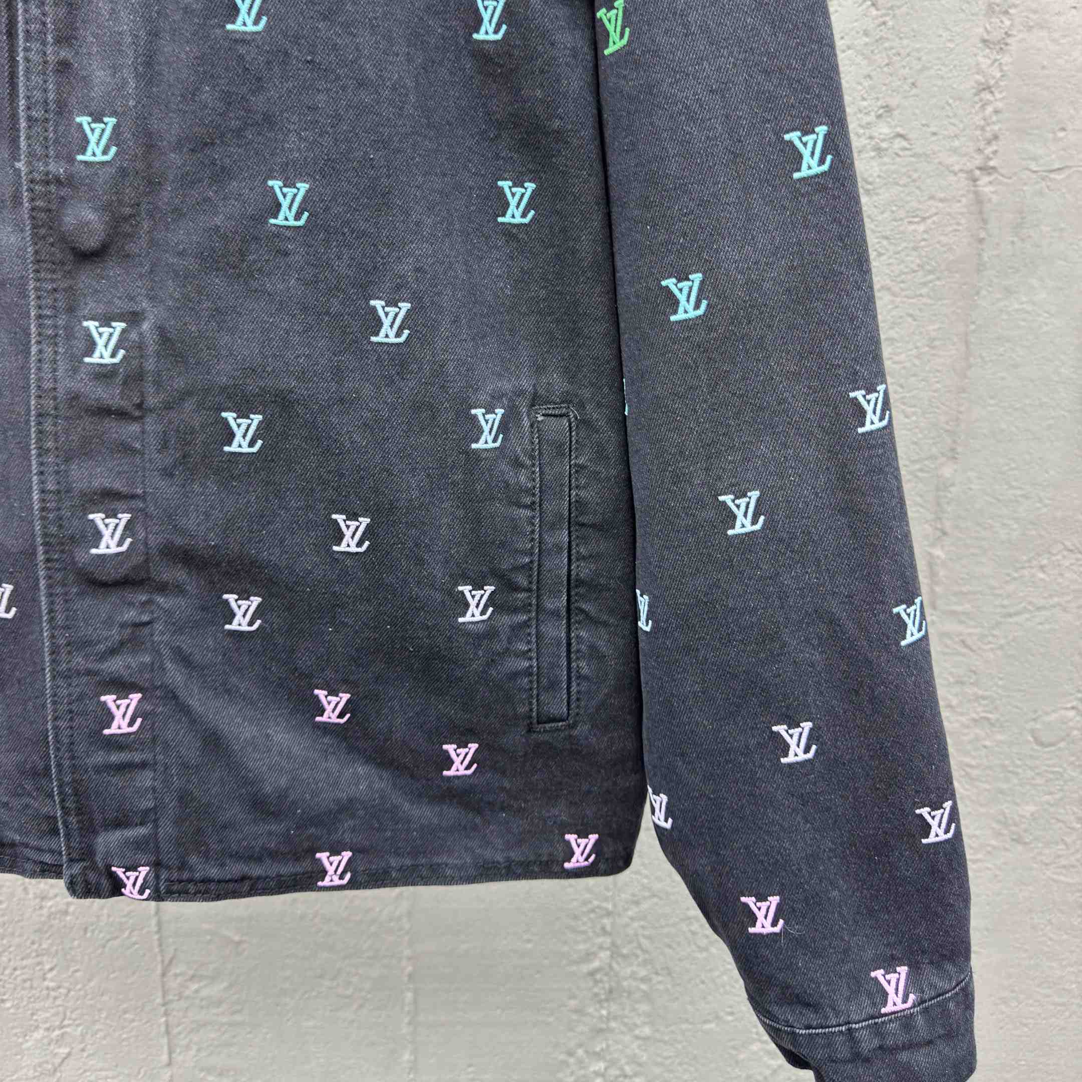 Louis Vuitton LV Blason Gradient Embroidered Denim Coach Jacket   1AGTEB - FashionPlug