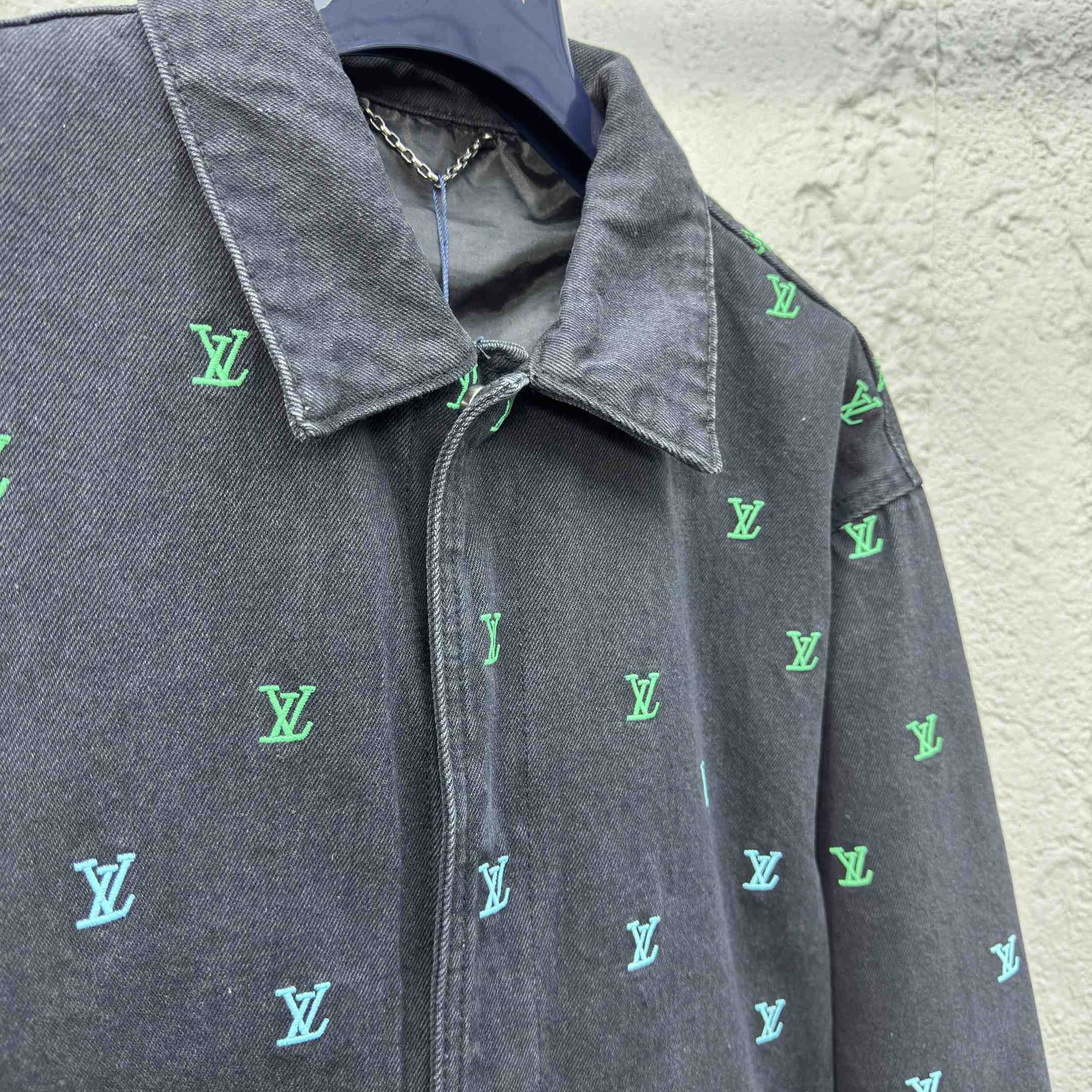 Louis Vuitton LV Blason Gradient Embroidered Denim Coach Jacket   1AGTEB - FashionPlug