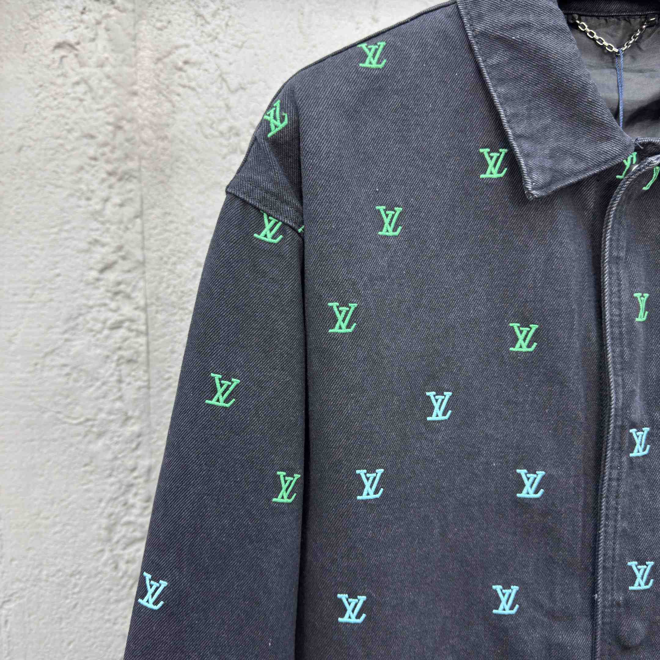 Louis Vuitton LV Blason Gradient Embroidered Denim Coach Jacket   1AGTEB - FashionPlug
