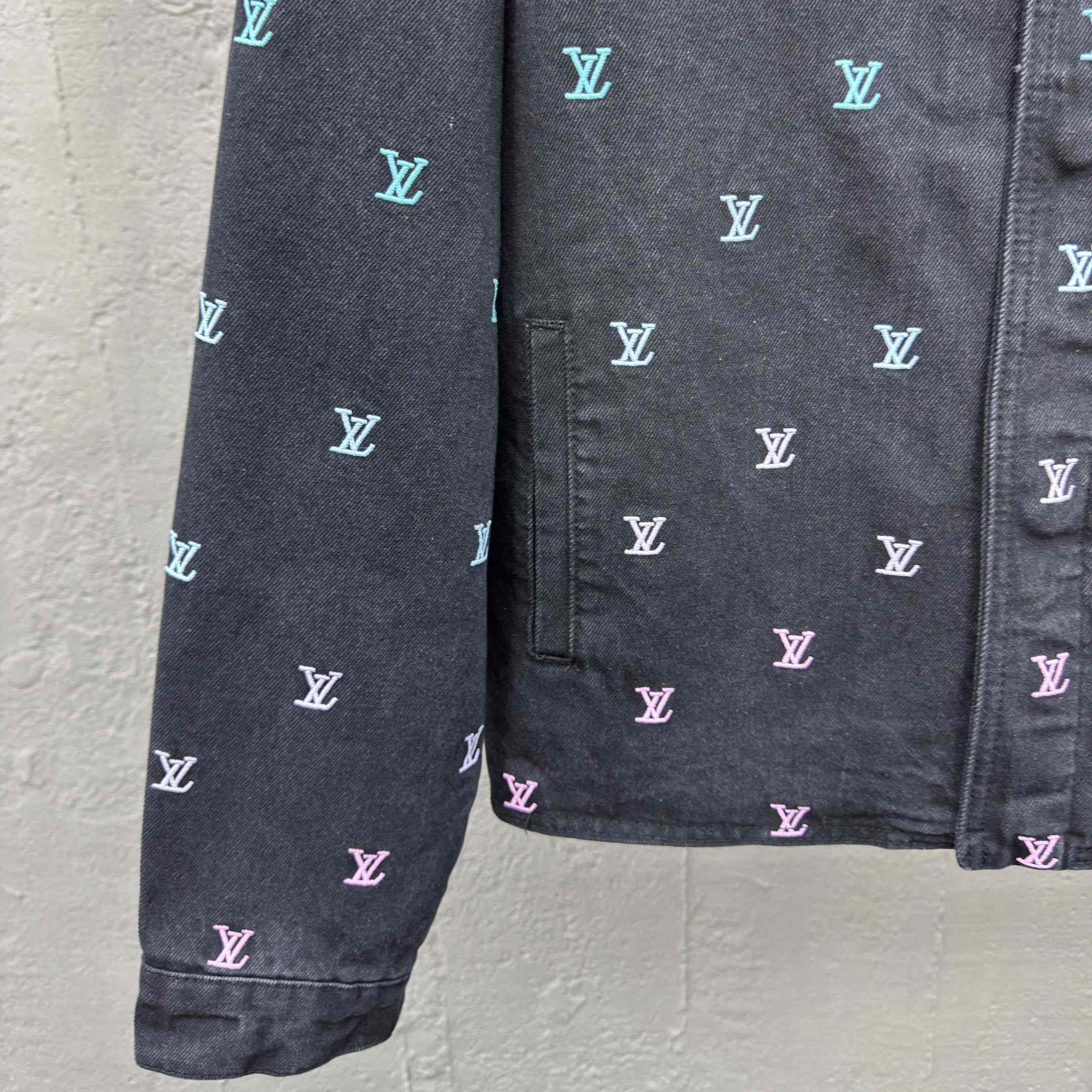 Louis Vuitton LV Blason Gradient Embroidered Denim Coach Jacket   1AGTEB - FashionPlug