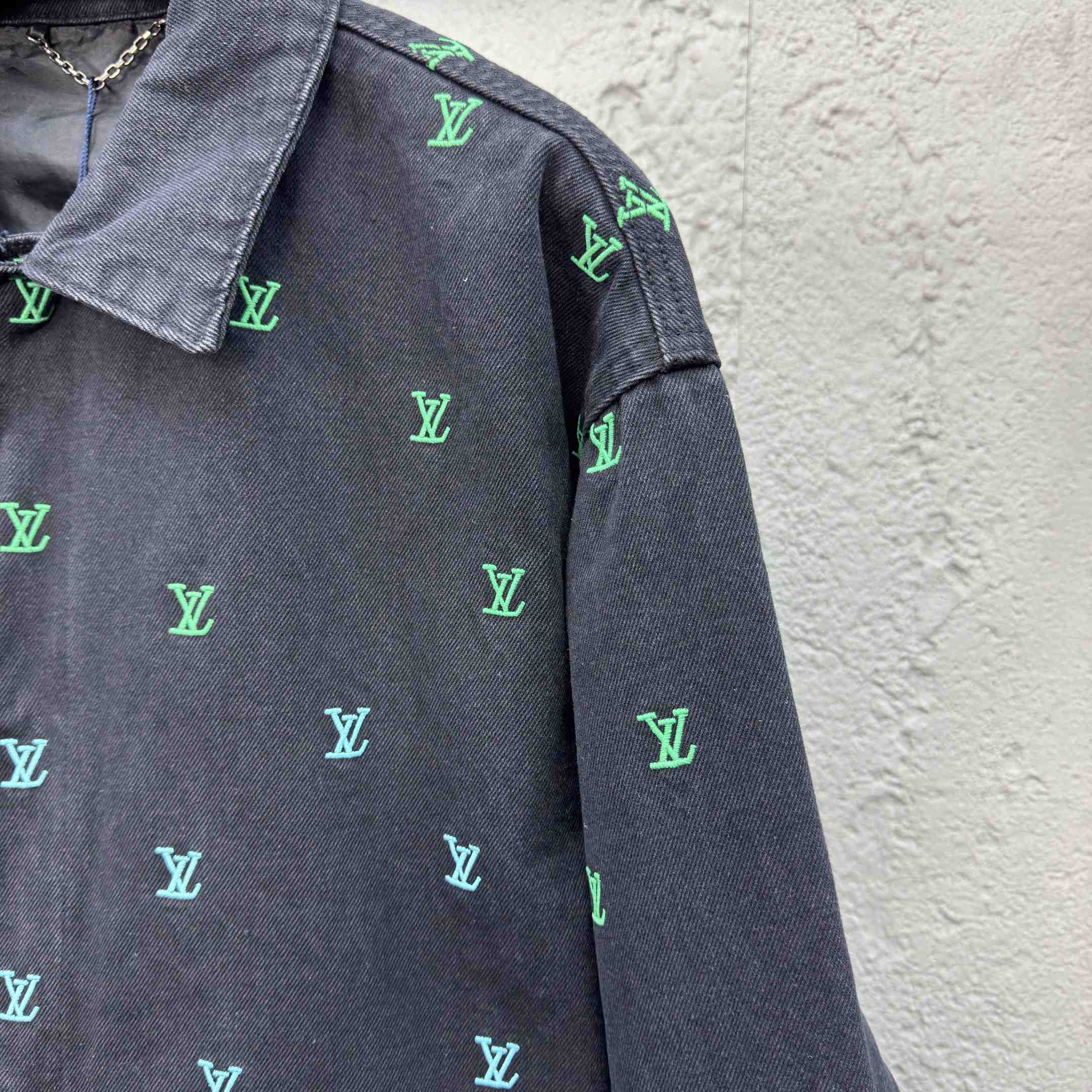Louis Vuitton LV Blason Gradient Embroidered Denim Coach Jacket   1AGTEB - FashionPlug