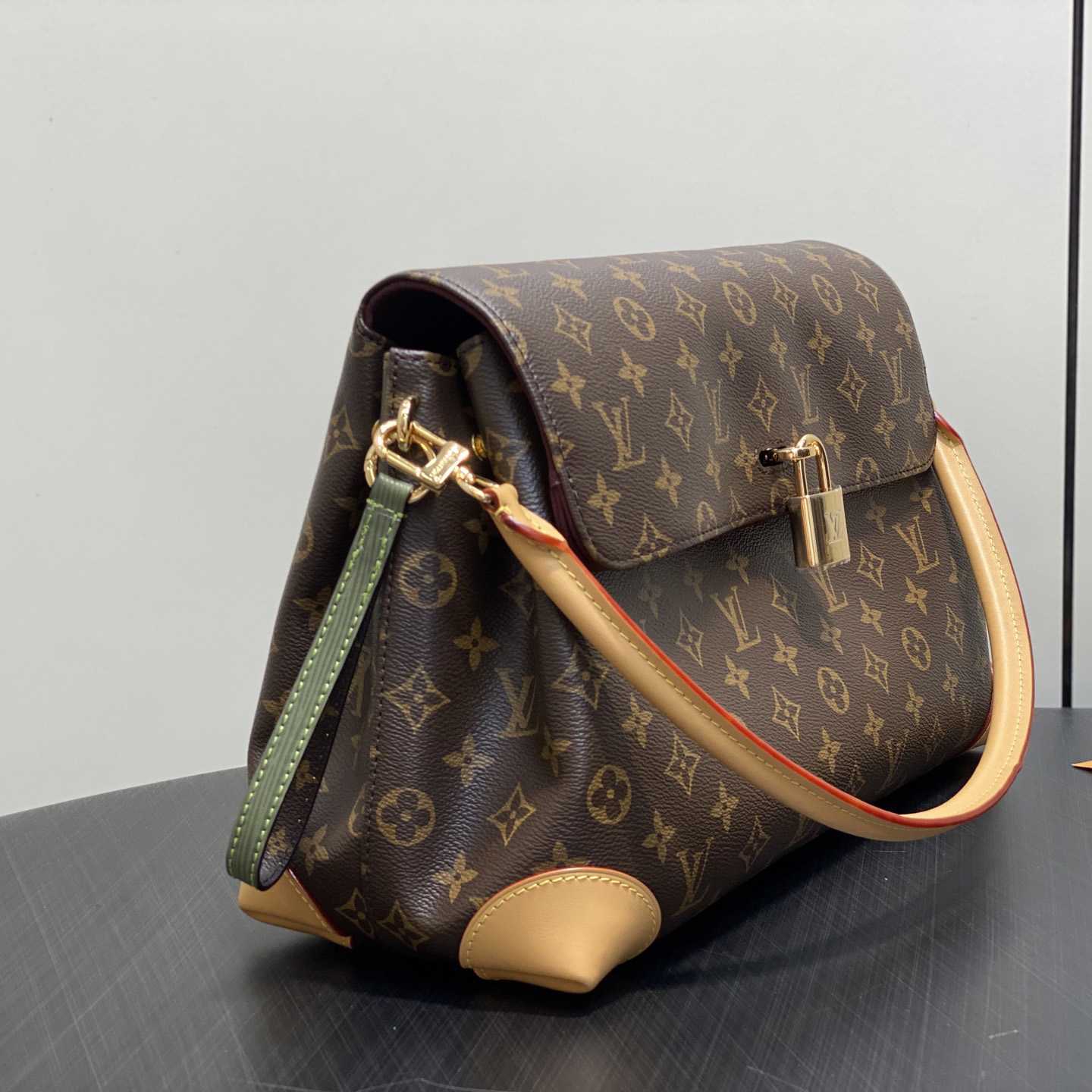 Louis Vuitton Hide Away MM   M14473 - FashionPlug