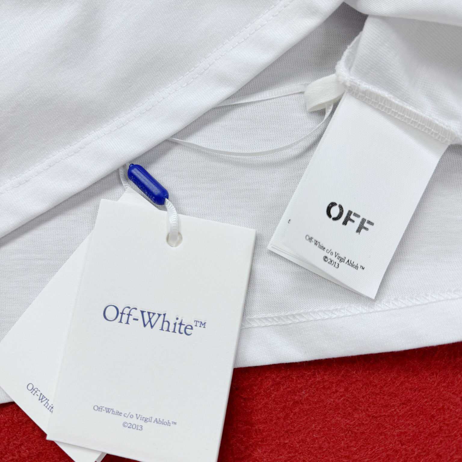 Off-White Spray Arrow T-Shirt - FashionPlug