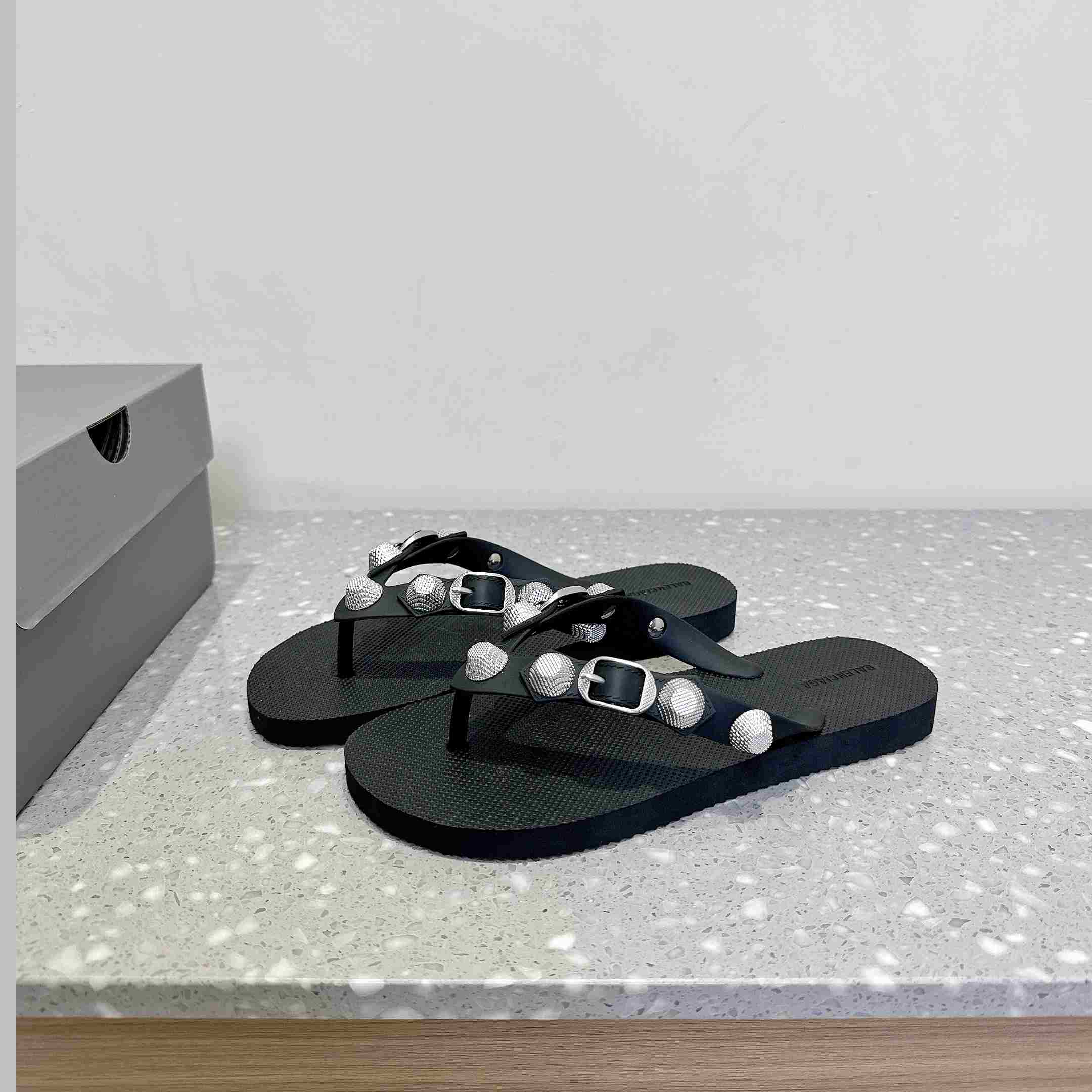 Balenciaga Cagole Thong Sandal In Black - FashionPlug