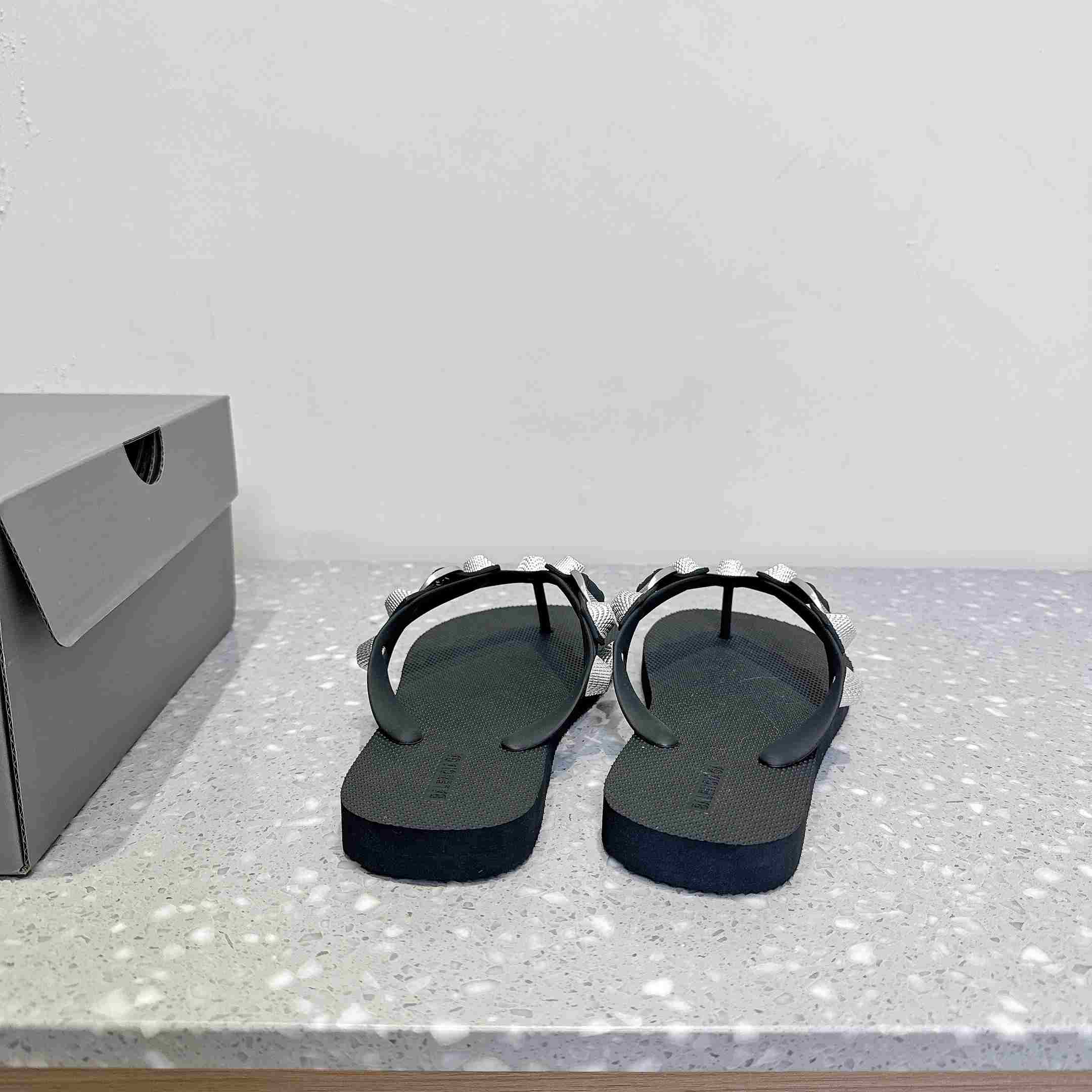 Balenciaga Cagole Thong Sandal In Black - FashionPlug