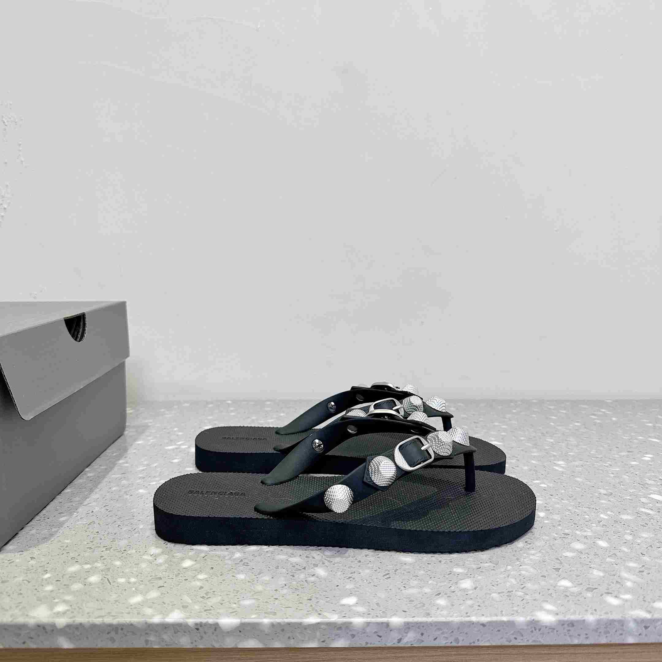 Balenciaga Cagole Thong Sandal In Black - FashionPlug
